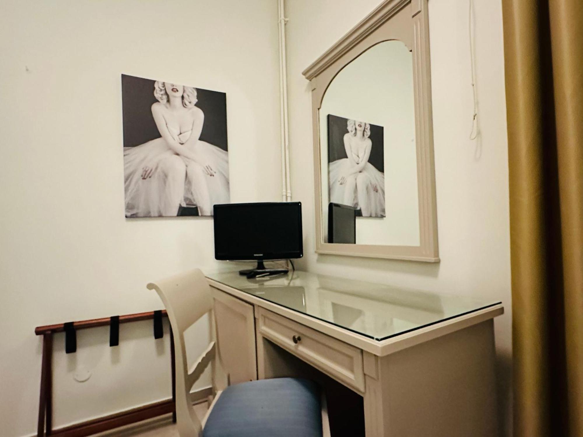 Small Single Room,1537912915:JPEG