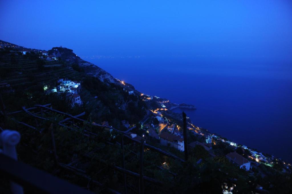 Camera Matrimoniale con Terrazza e Vista Mare