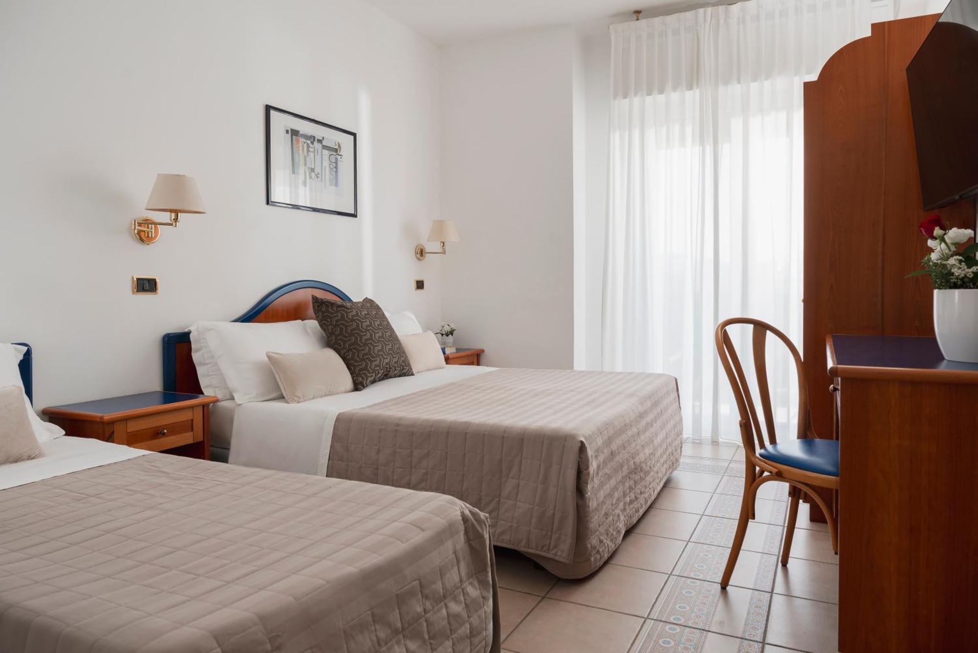 Comfort Triple Room Lateral Sea View