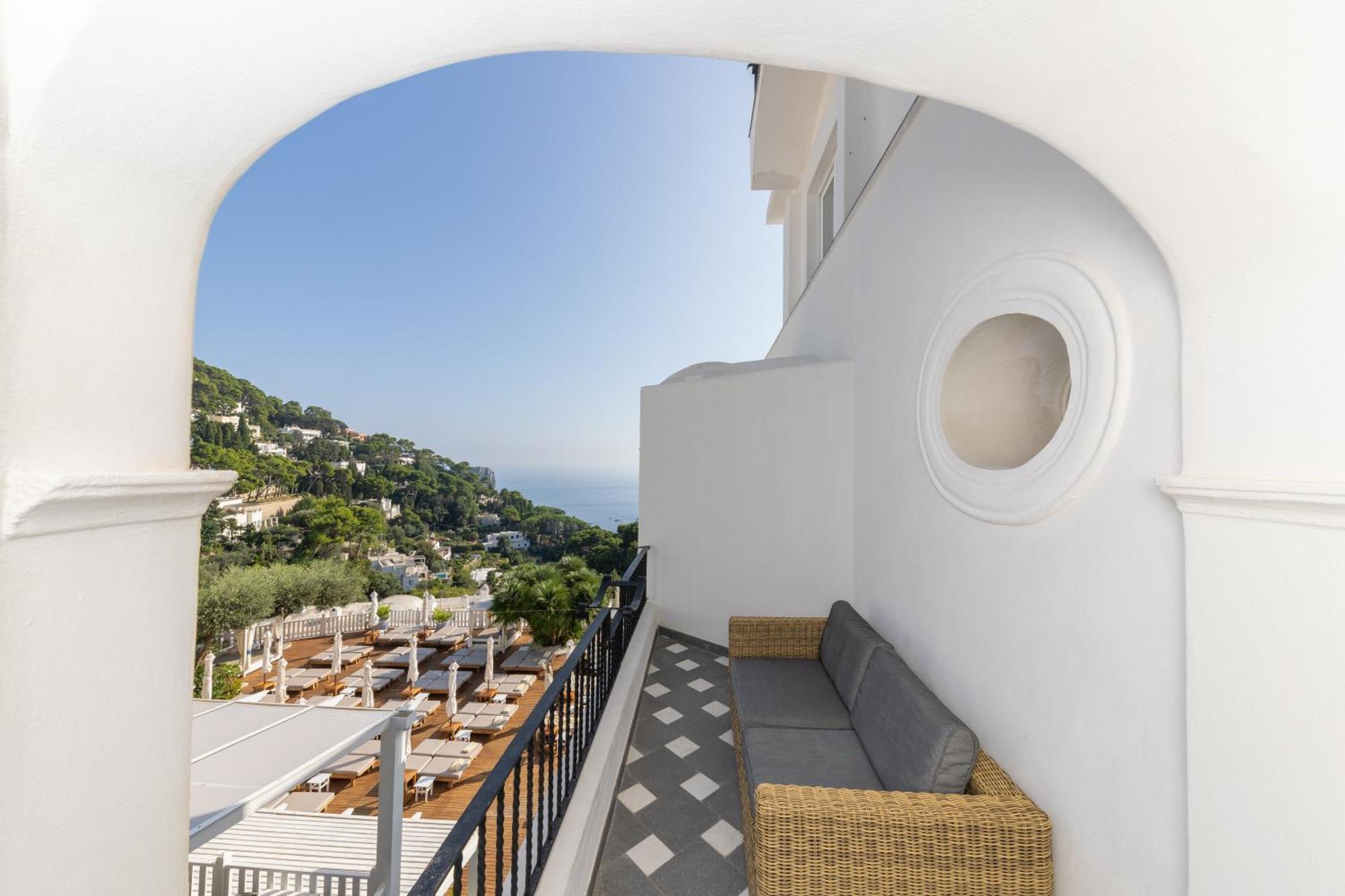 Camera Matrimoniale/Doppia con Letti Singoli con Vista Mare Parziale