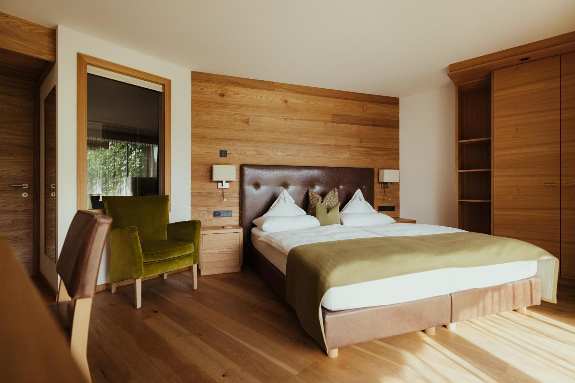 Zimmer mit Kingsize-Bett und Bergblick