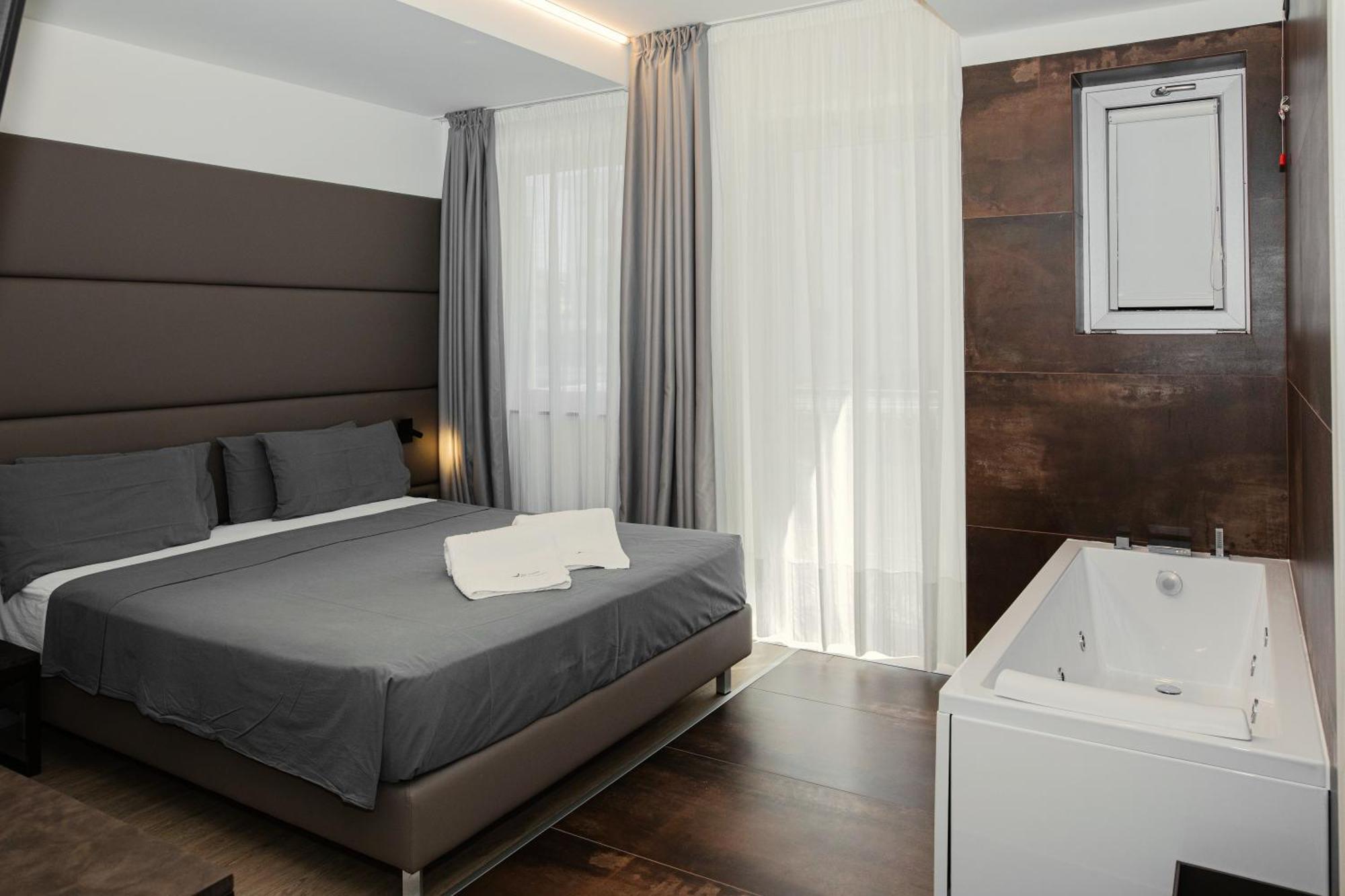 Deluxe Suite Spa Bath