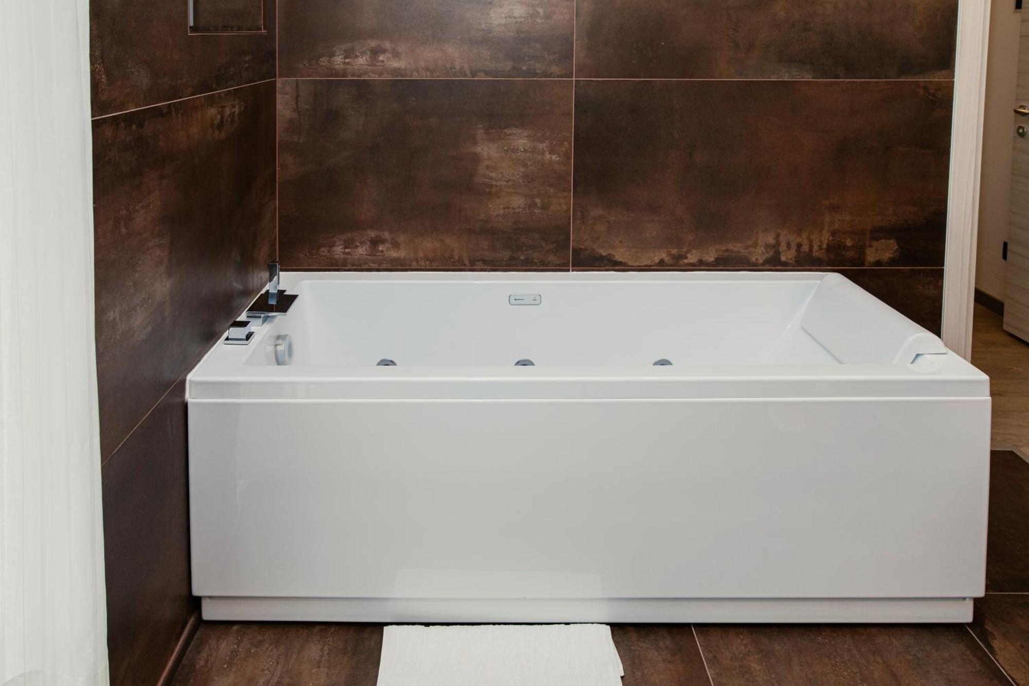 Deluxe Suite Spa Bath