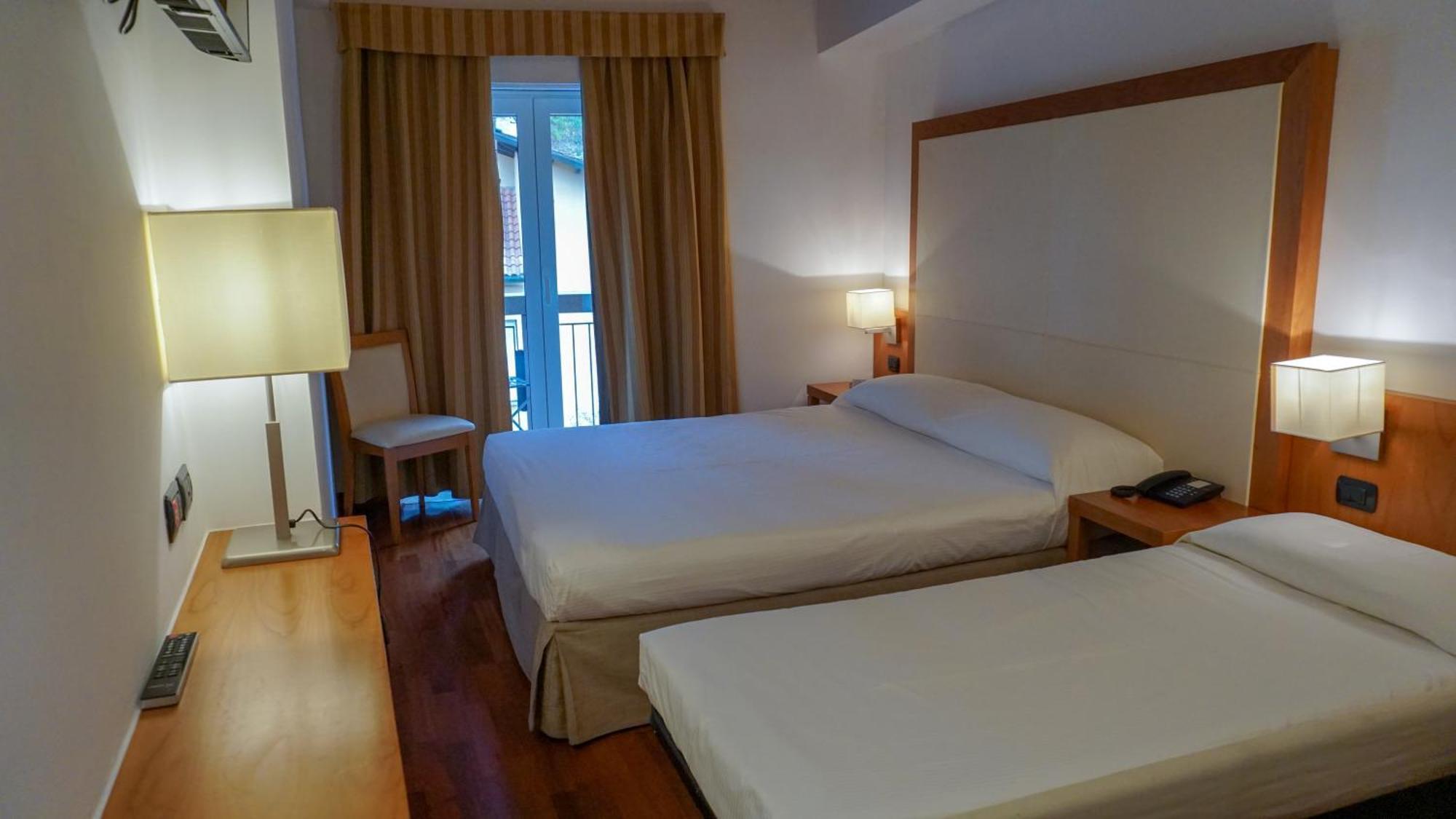 Dreibettzimmer mit Stadtblick