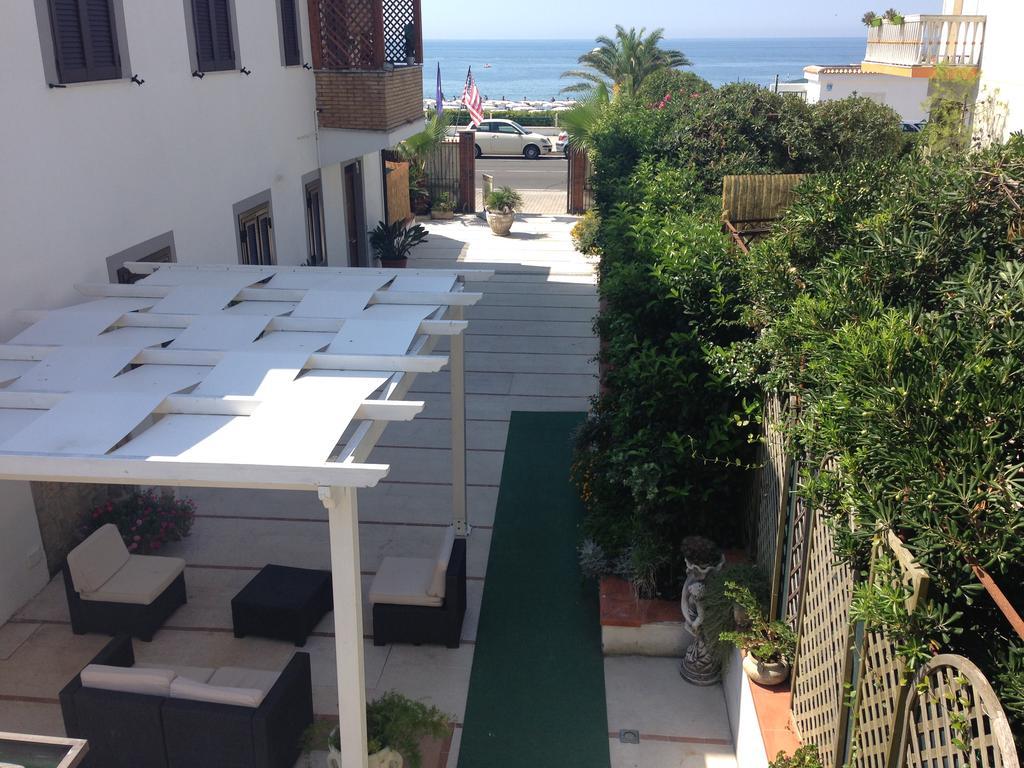 Camera Matrimoniale con Balcone e Vista Mare
