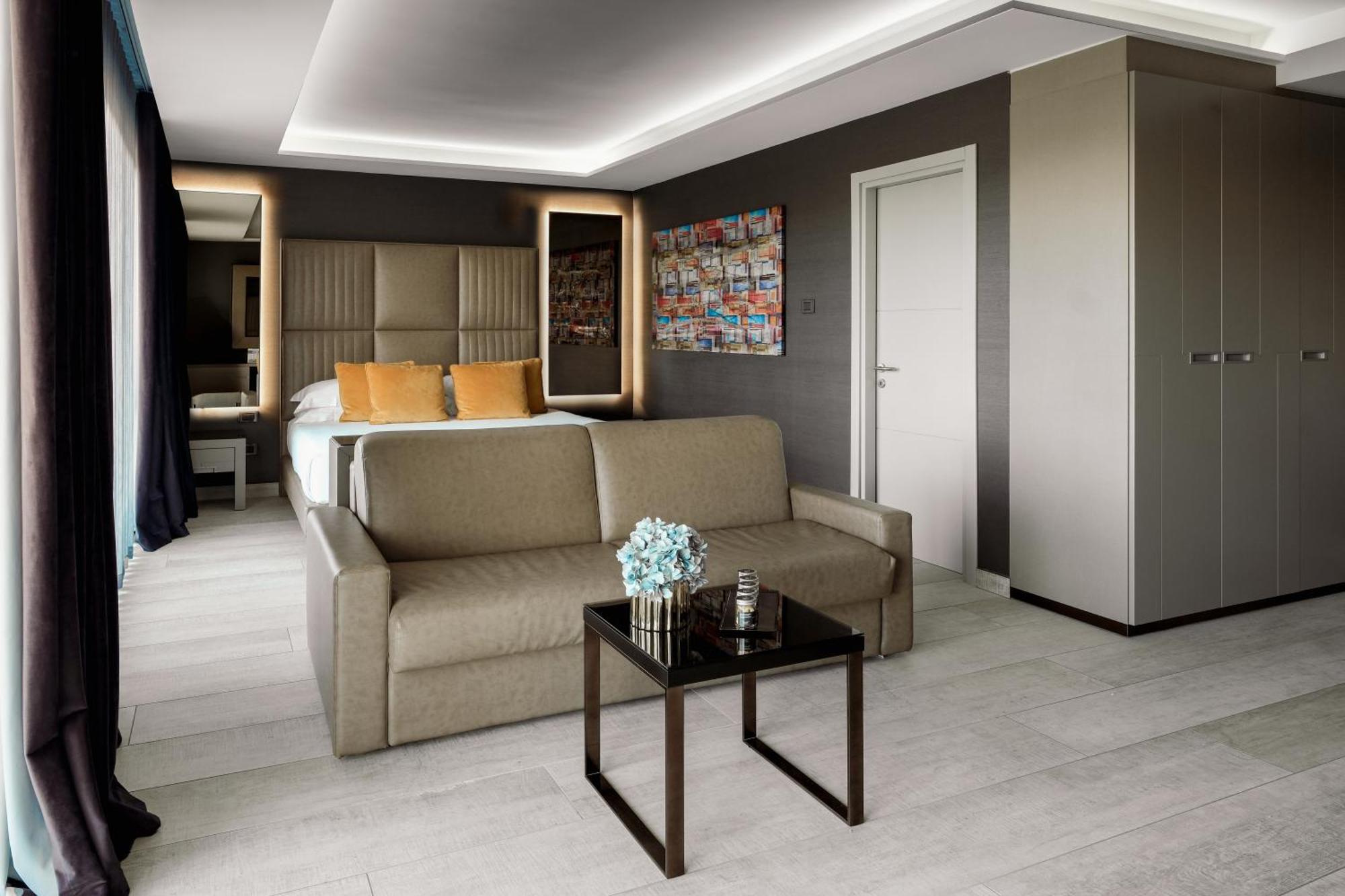 Junior Suite with Lateral Sea View