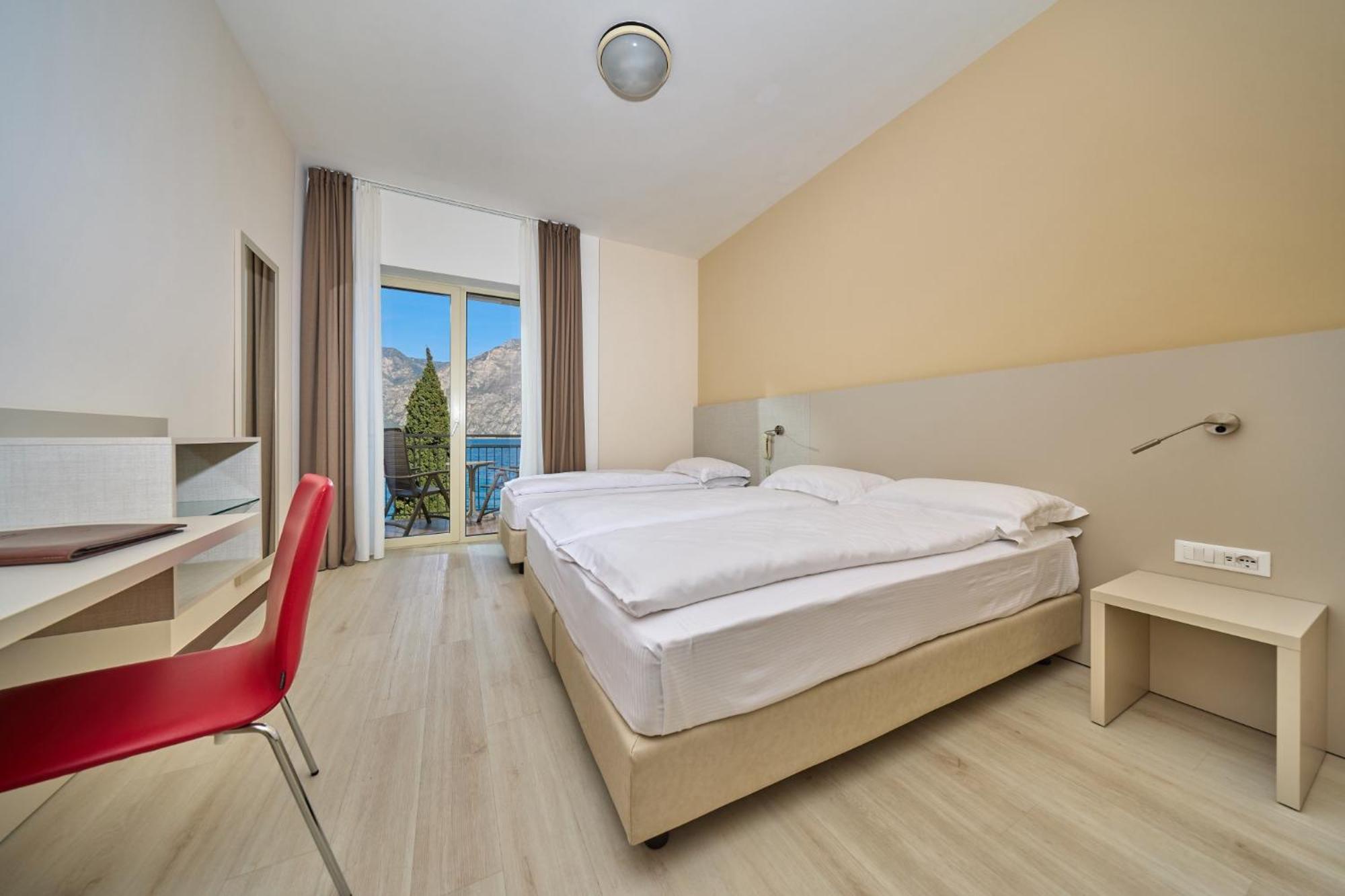 Double or Twin Room with Lake View