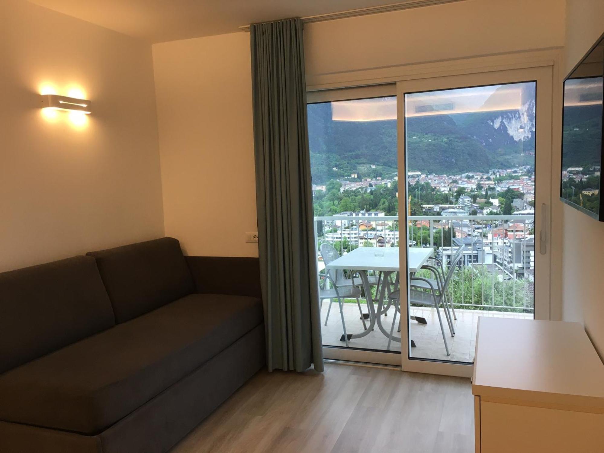 One-Bedroom Apartment Lake View