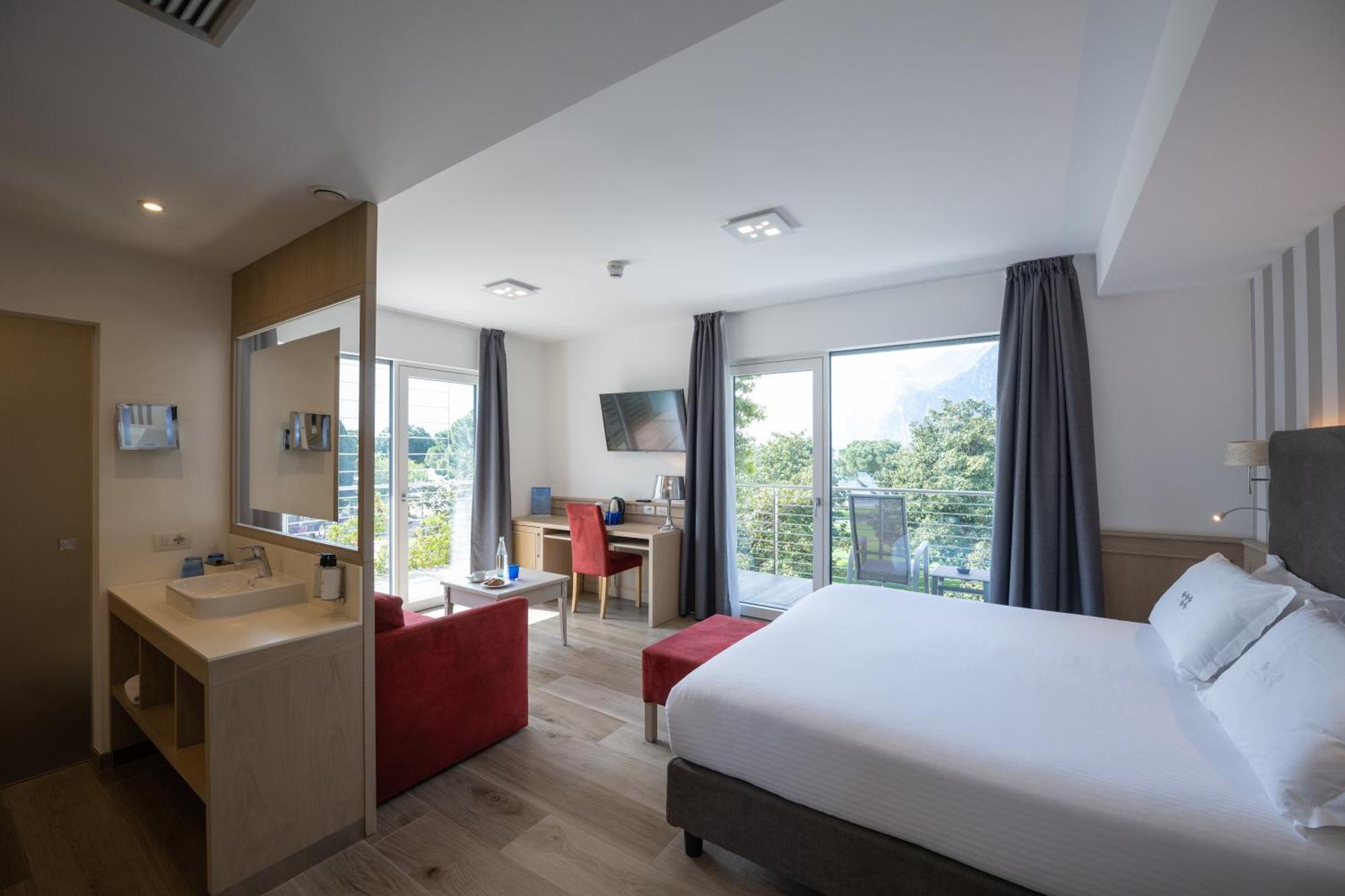 Deluxe Triple Room Lake View Double Balcony