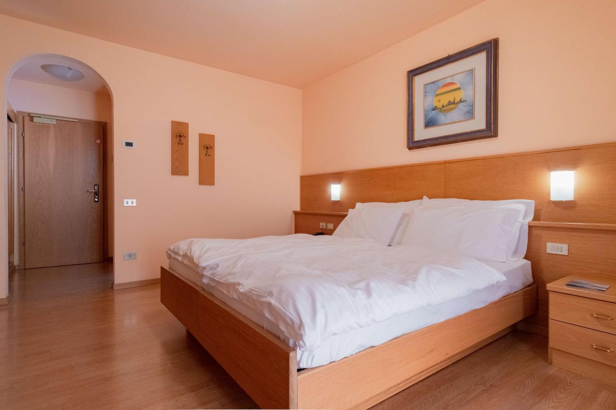 Standard Queen Room Single Bed