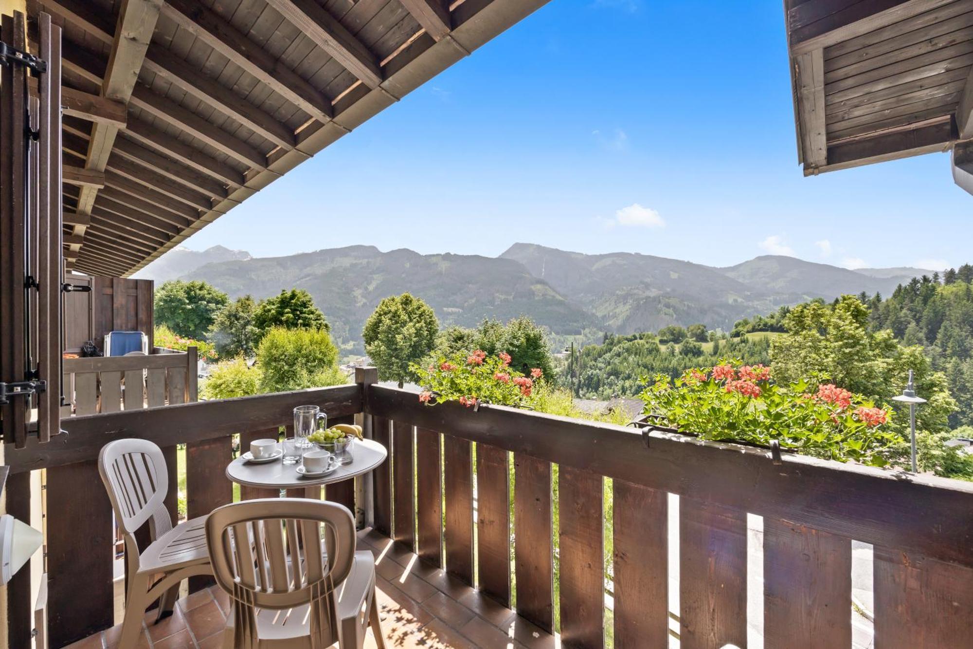 One-Bedroom Apartment with Balcony and  Mountain View (4 People)