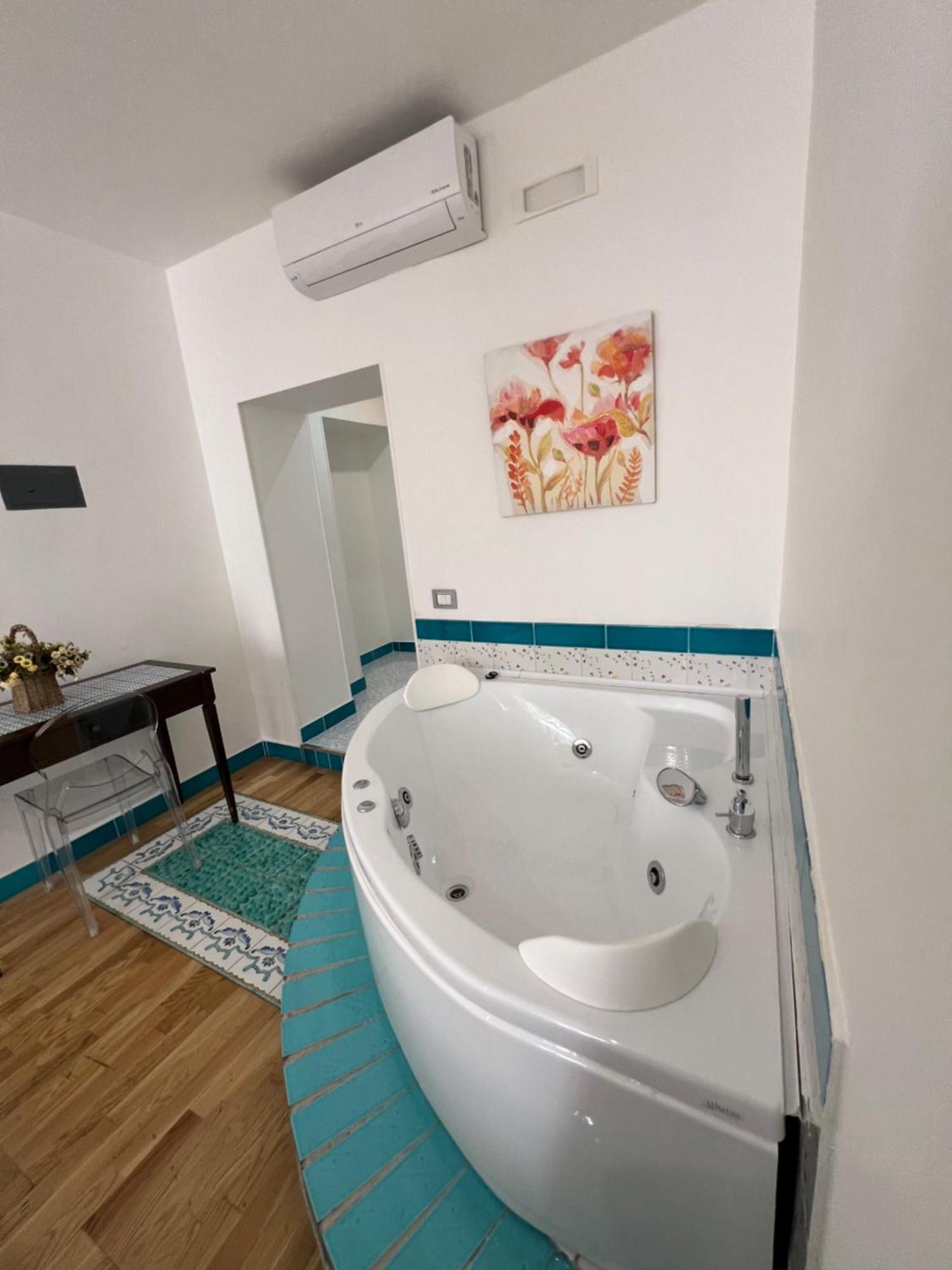 Suite Spa Bath,1600281112:JPEG