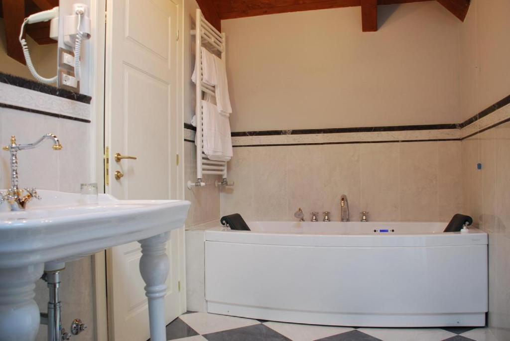 Suite Spa Bath