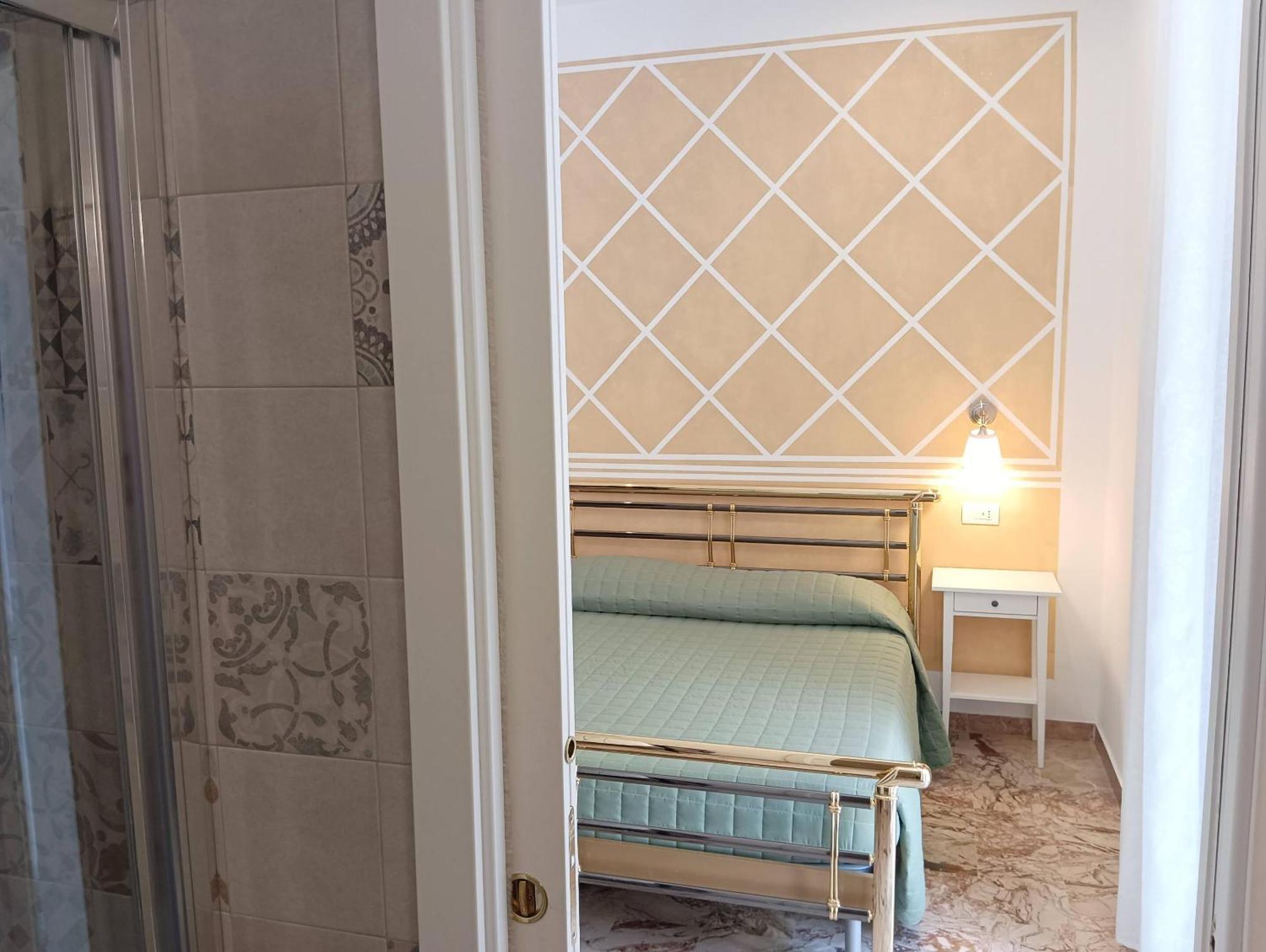 Comfort Triple Room Shower