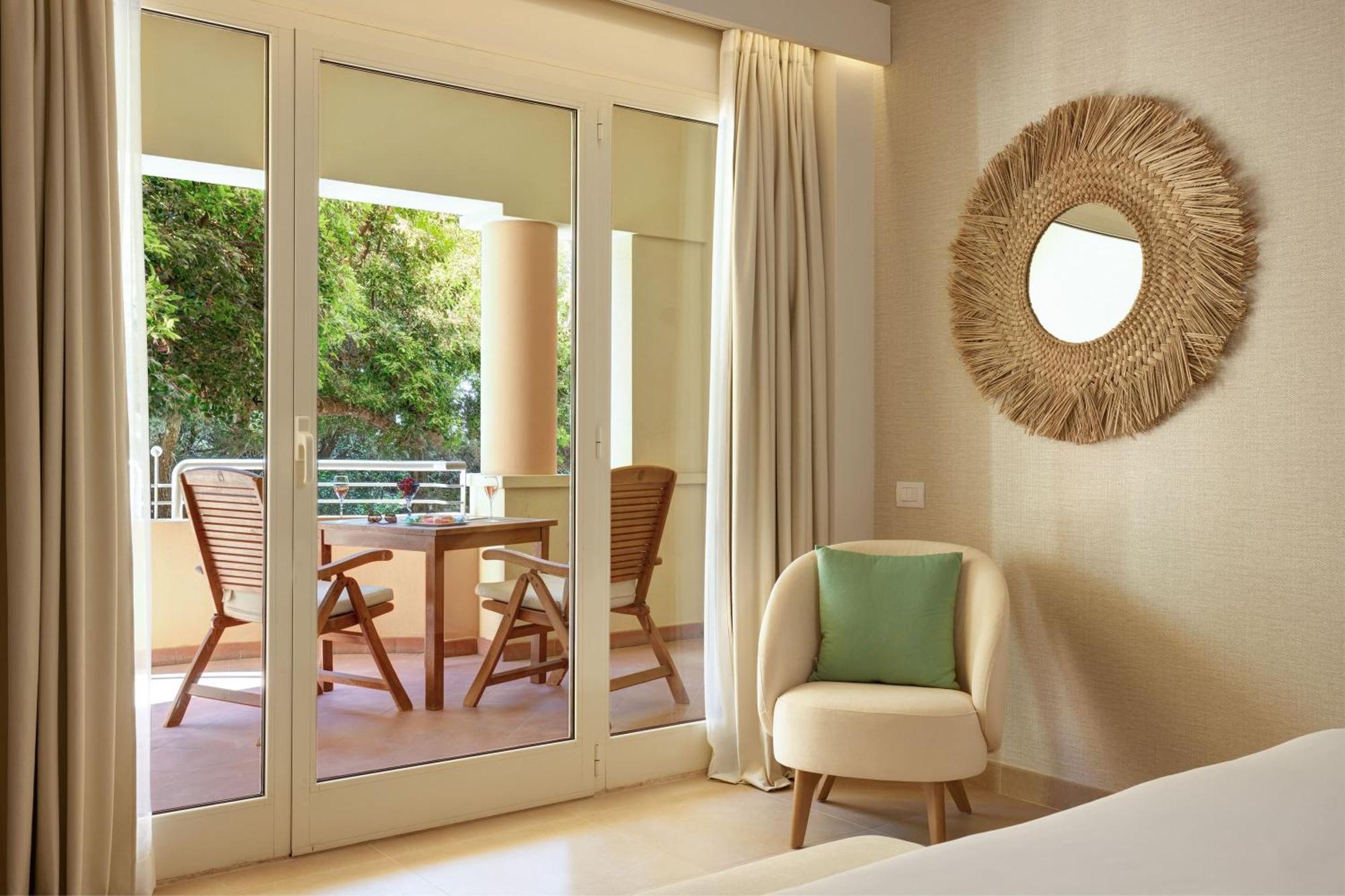 Deluxe King Room Garden View