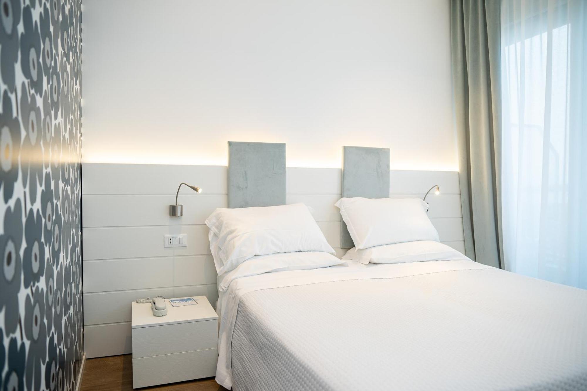 Deluxe Double or Twin Room Front Sea View