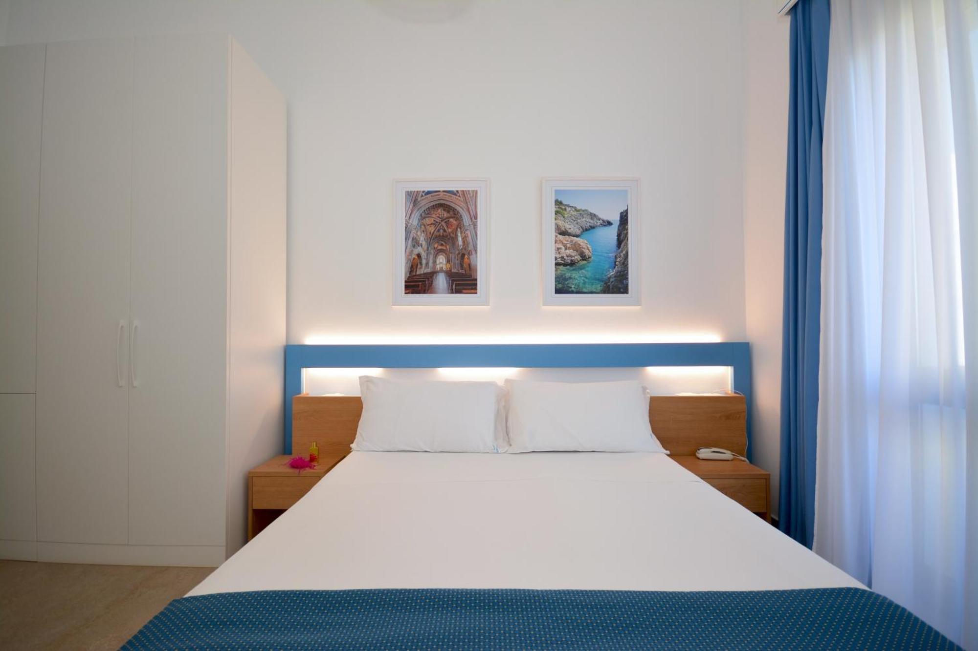 Double Room Balcony Lateral Sea View