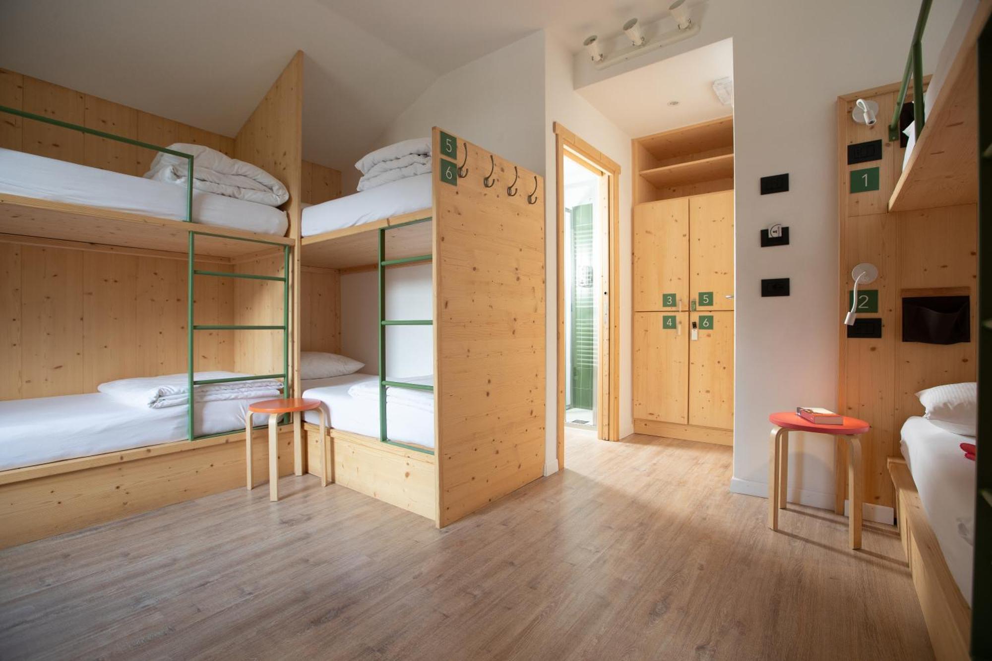 Single Bed 6-Bed Dormitory Room
