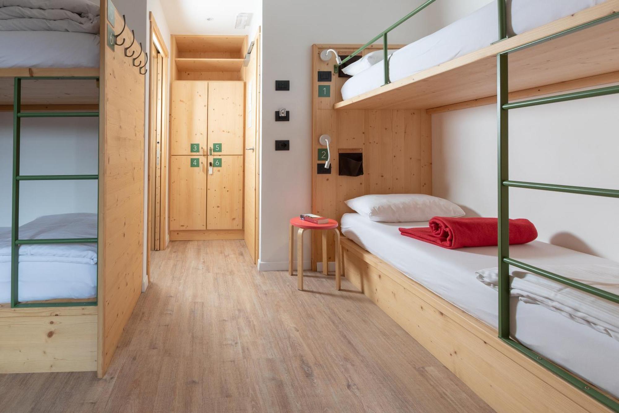 Single Bed 6-Bed Dormitory Room