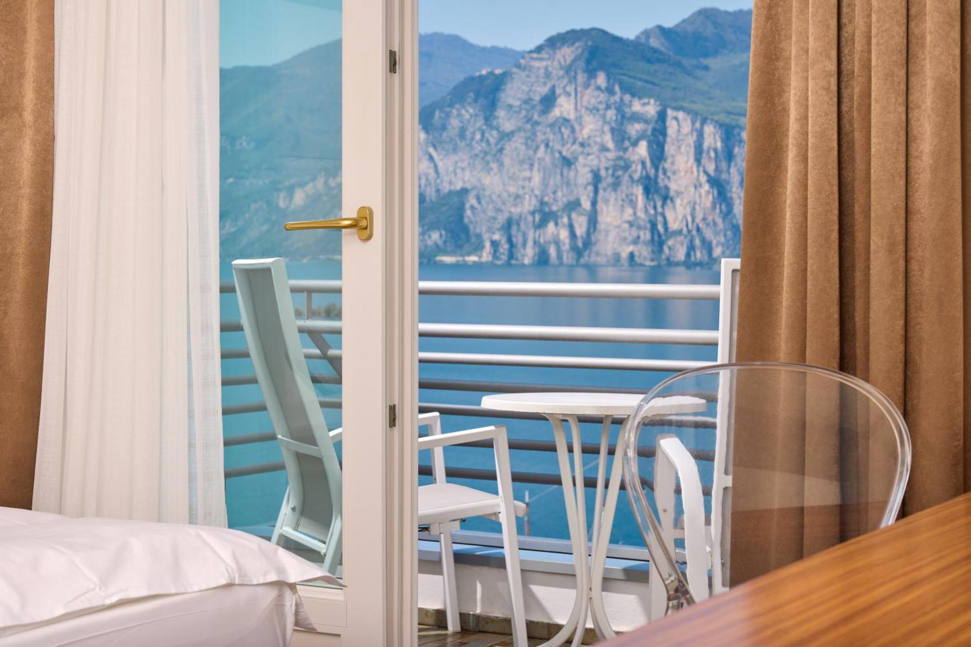 Superior Dreibettzimmer mit einem Balkon und Seeblick