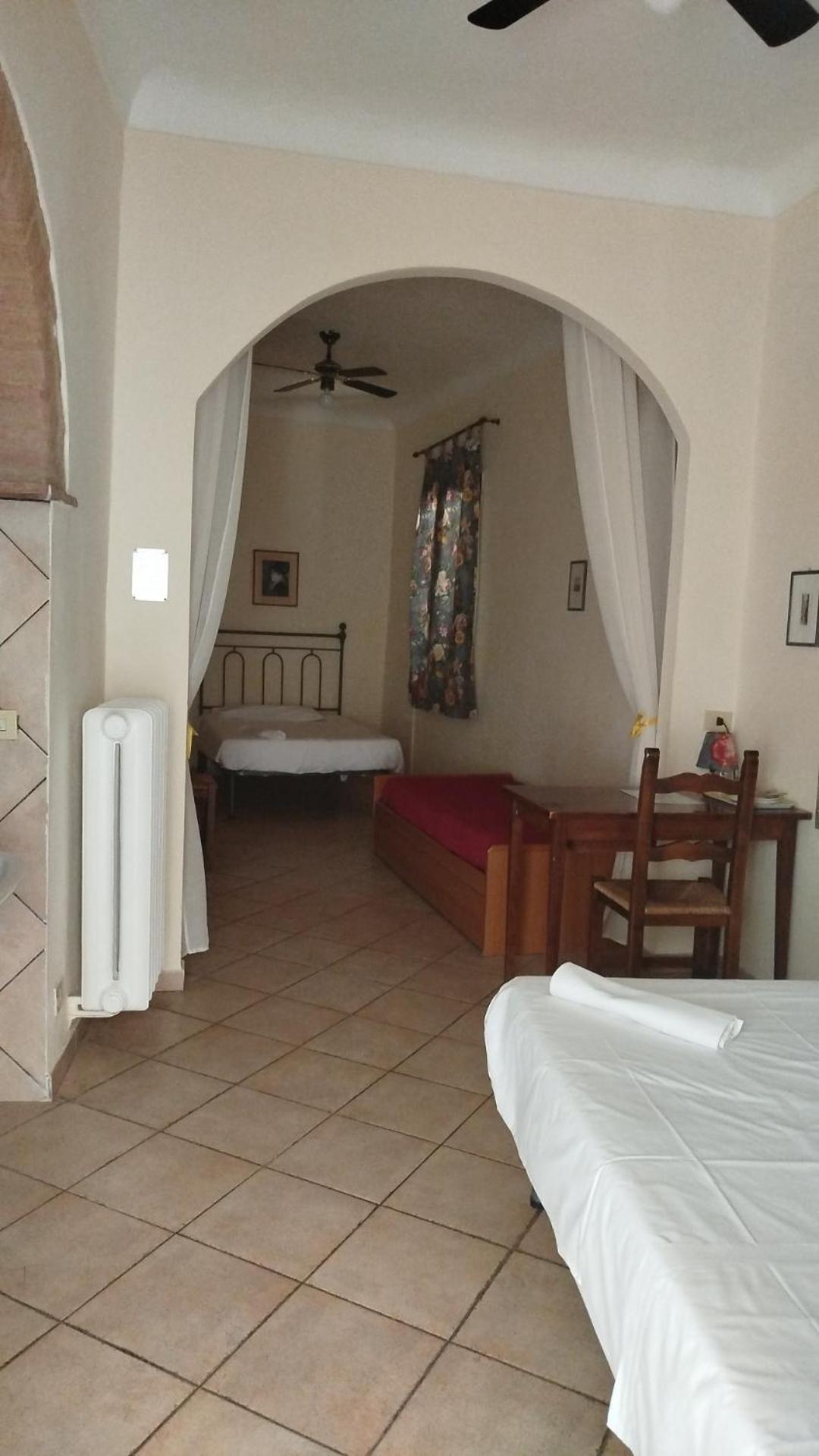 Camera Matrimoniale/Doppia con Letti Singoli con Bagno in Comune