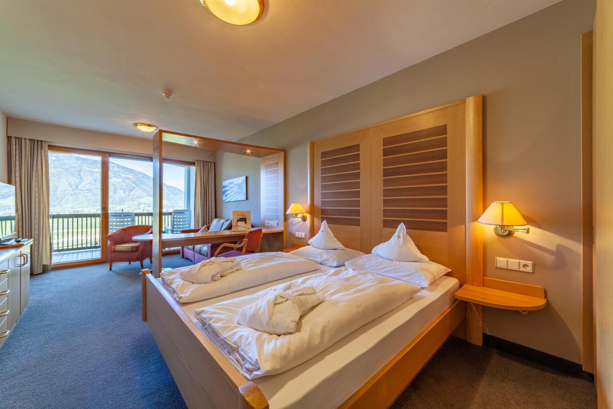 Deluxe Double Room Balcony,1661125713:JPEG