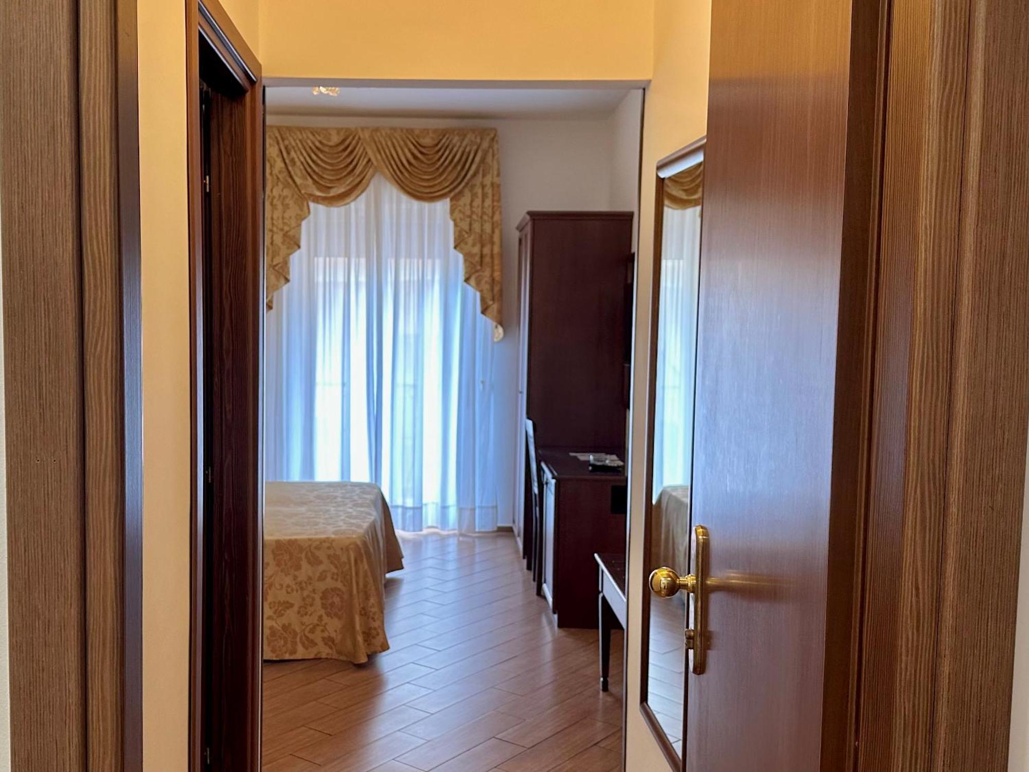 Superior Double or Twin Room Lateral Sea View,1662976551:JPEG