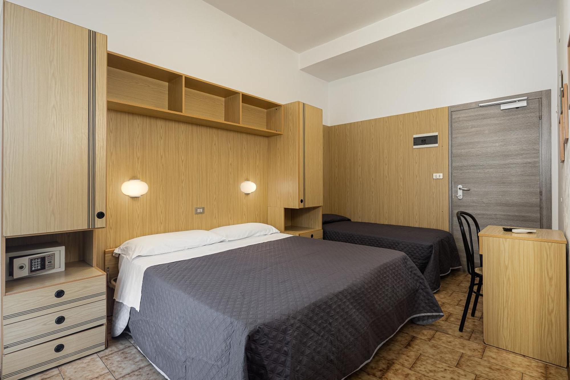 Camera Tripla Economy