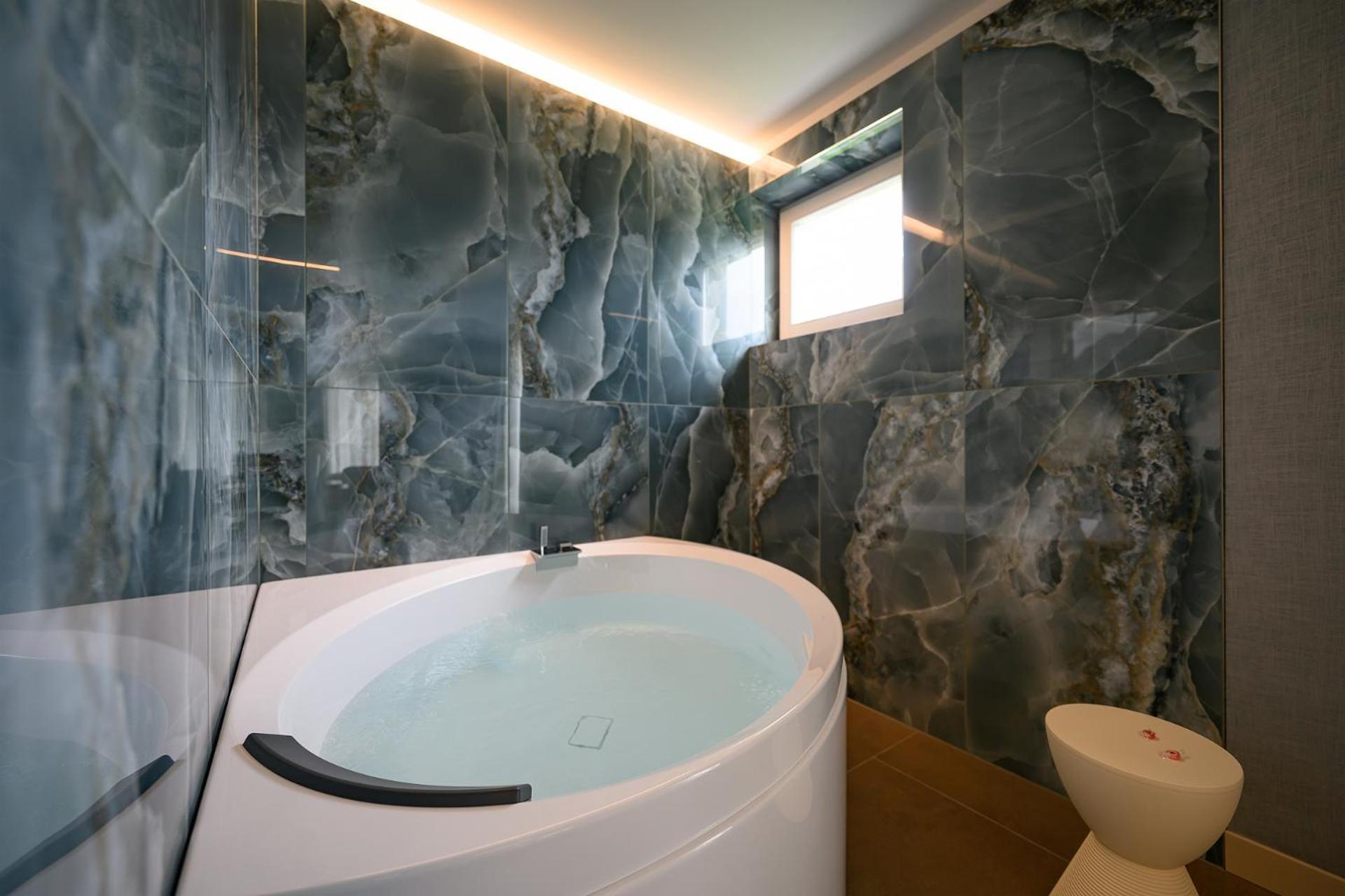 King Room Spa Bath