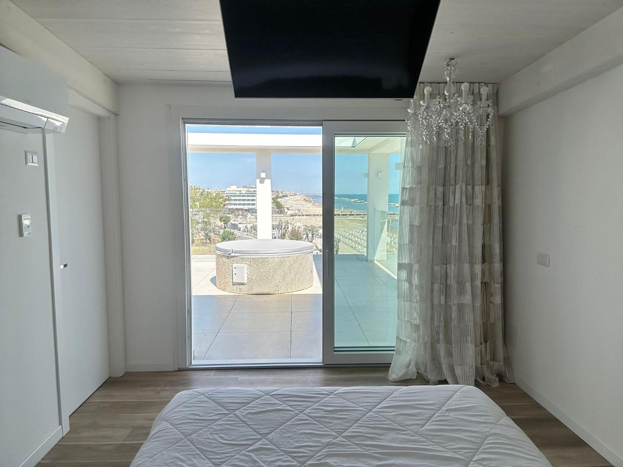 Suite Jacuzzi Sea View