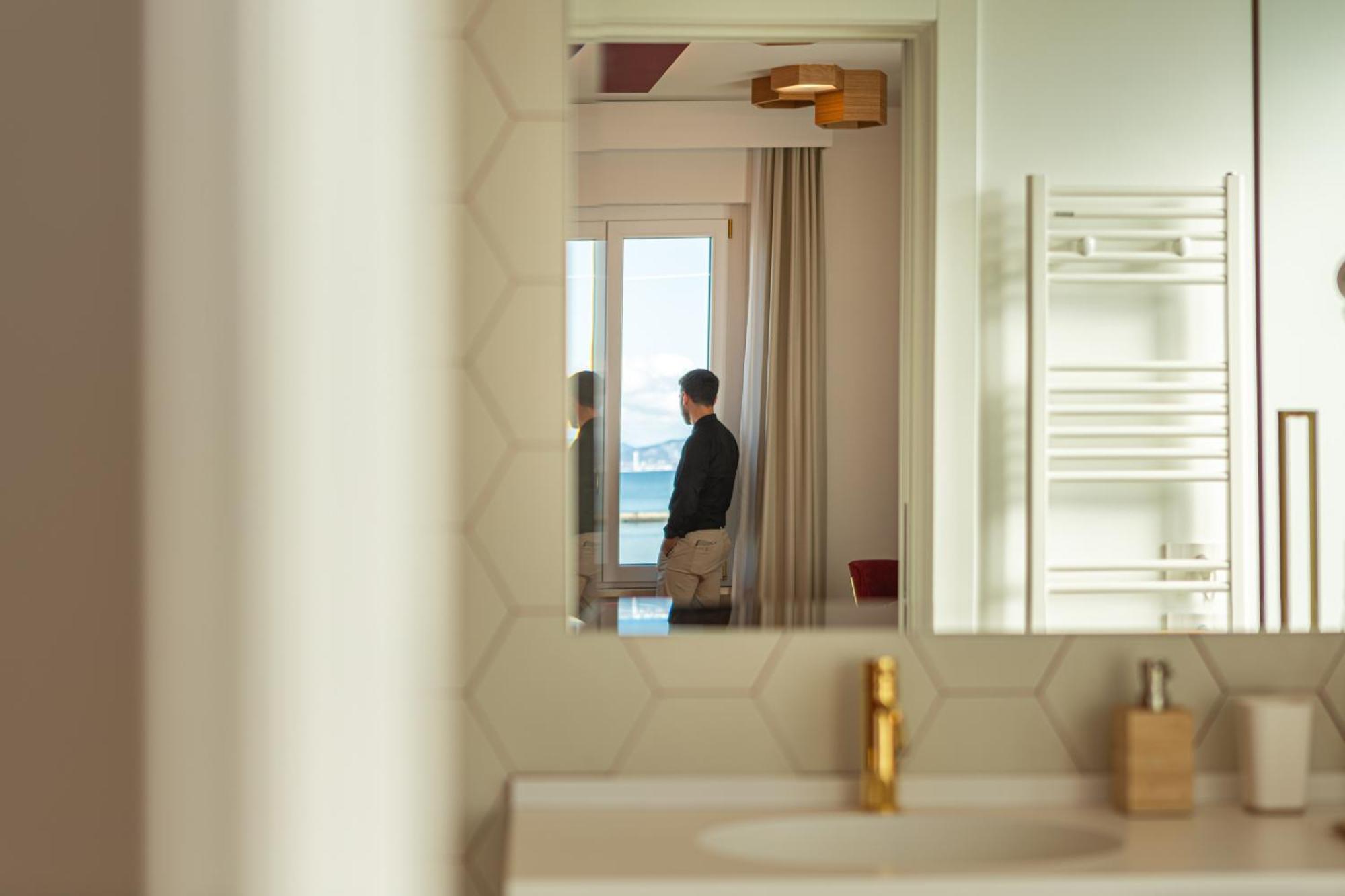 Junior Suite Bath Sea View
