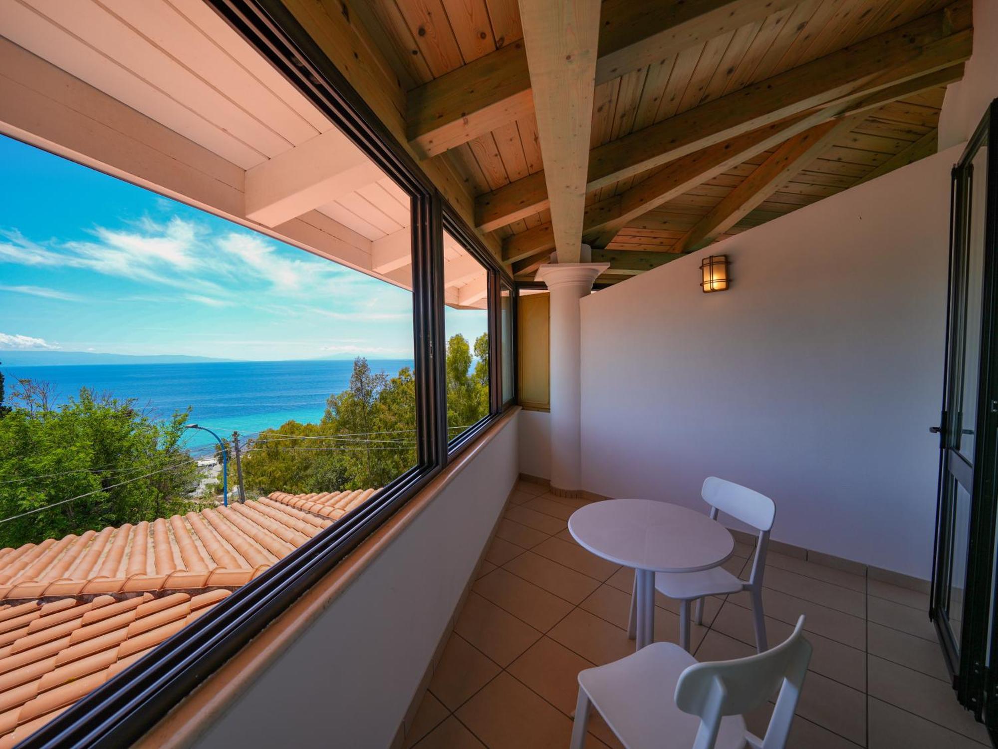 Standard Dreibettzimmer mit Meerblick