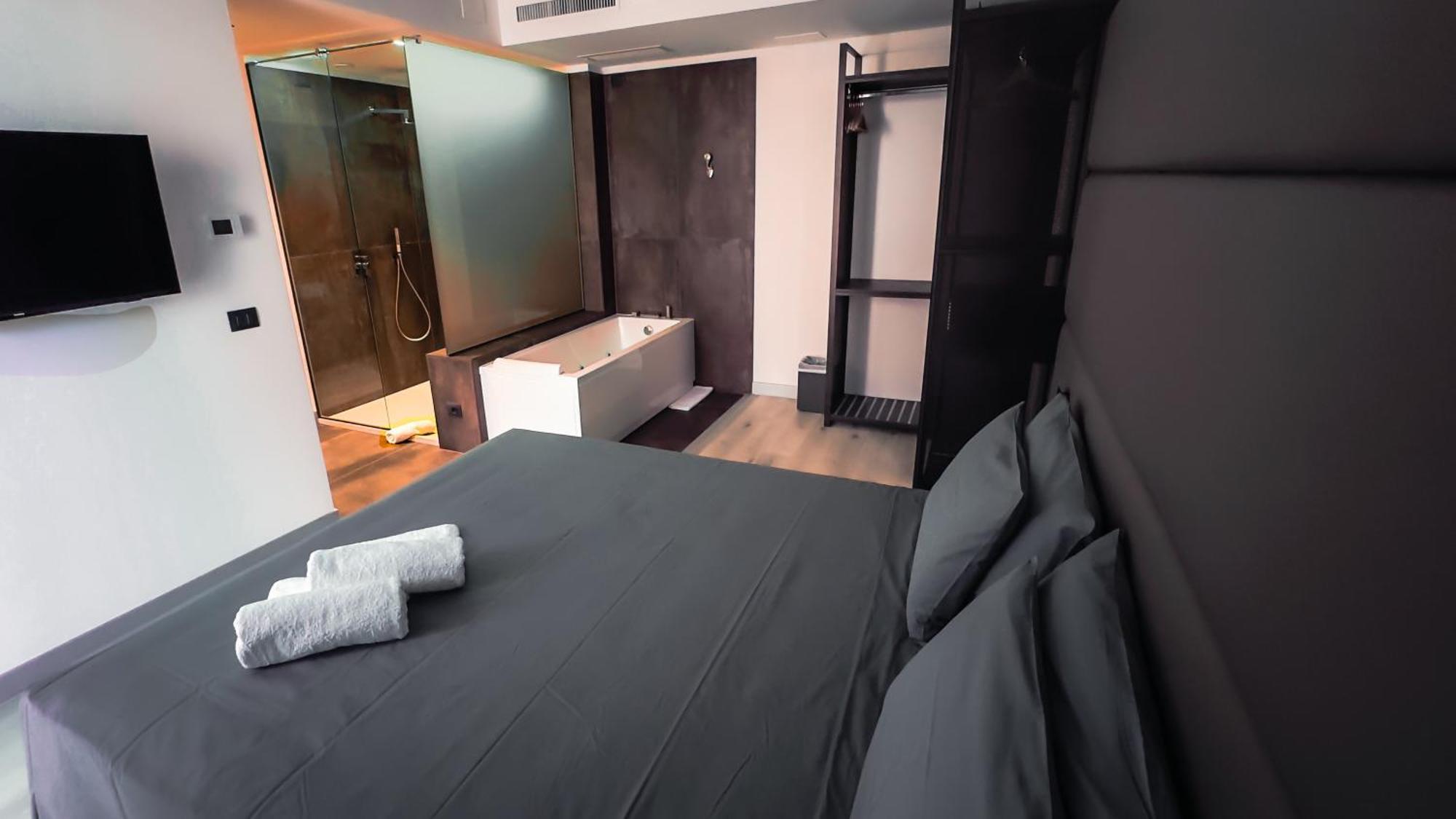 Deluxe Suite Spa Bath