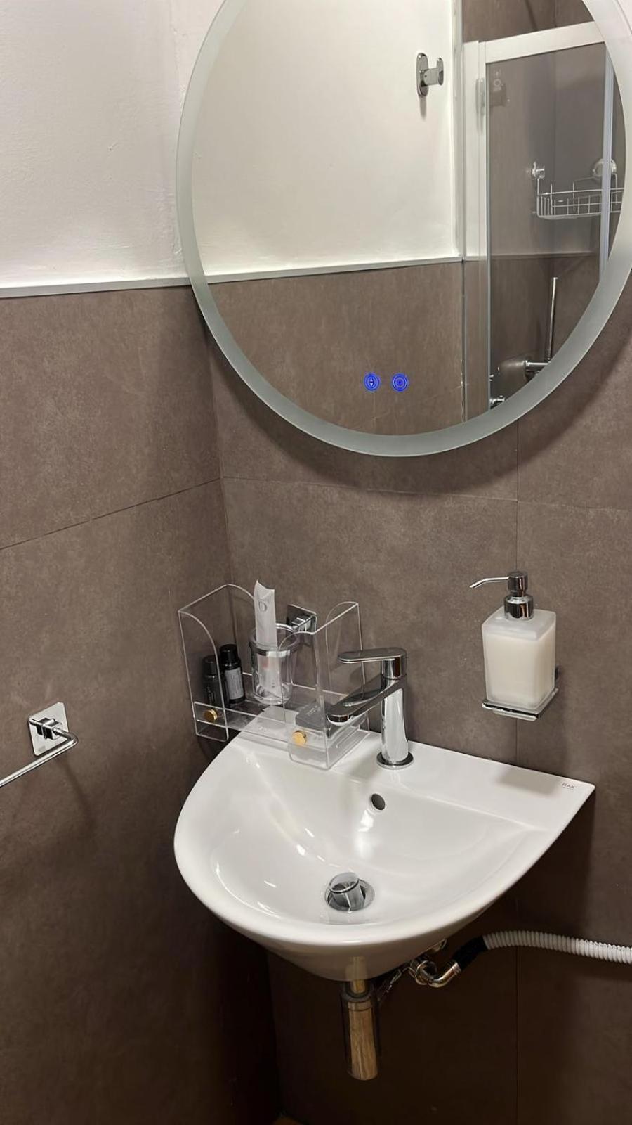 Single Room Private External Bathroom