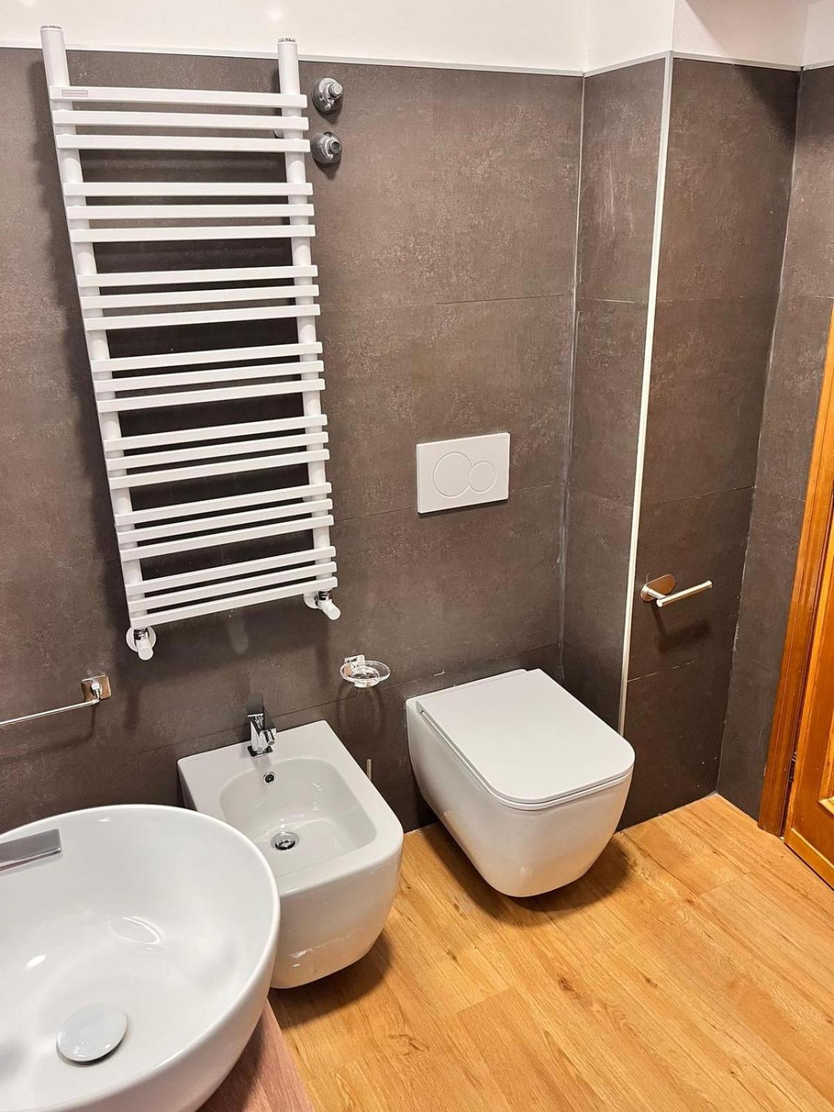 Twin Room Private External Bathroom