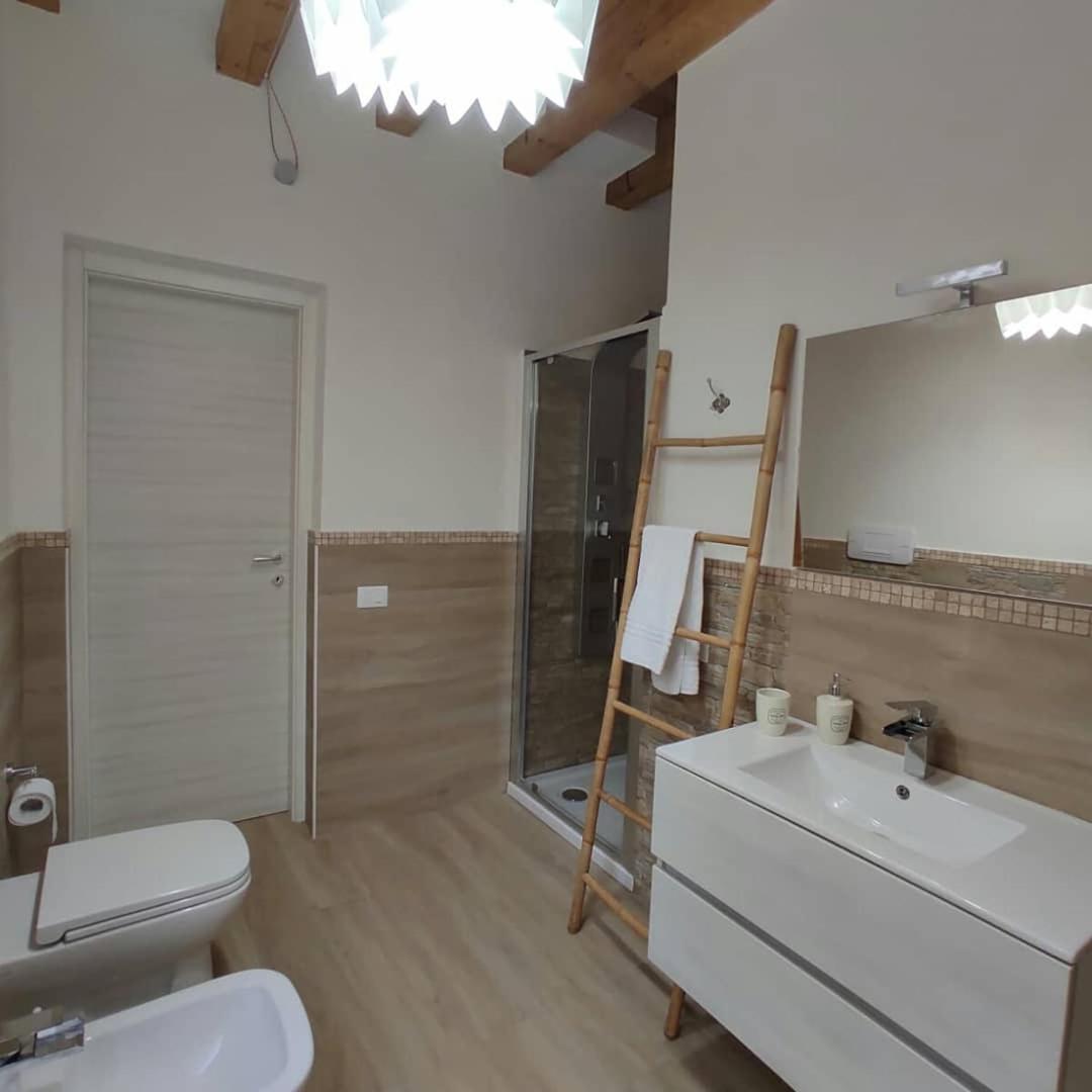 Deluxe Double Room Shower,1699505955:JPEG
