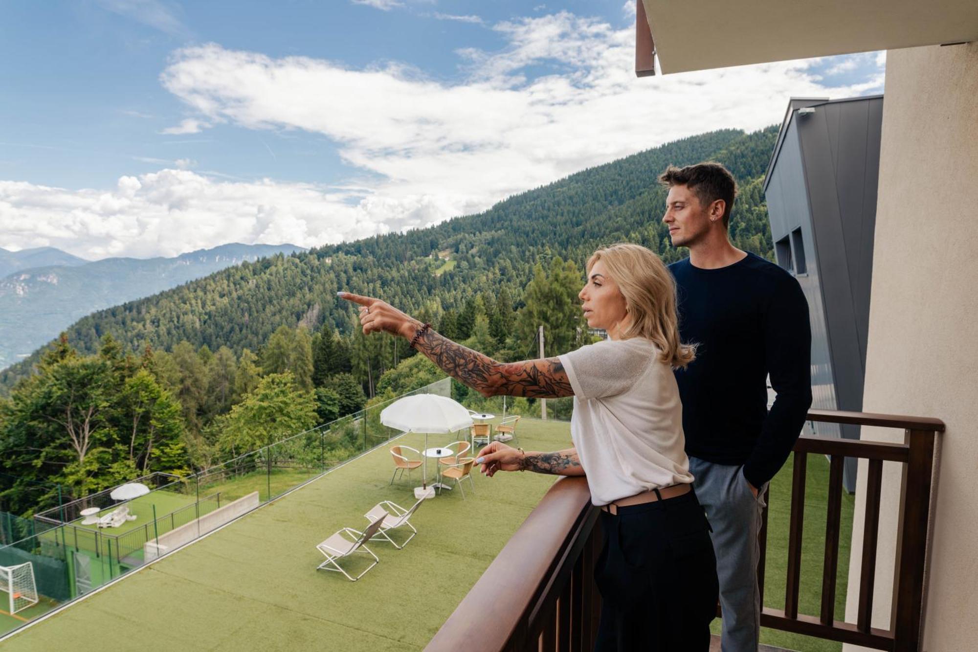 Family room panoramic view balcony