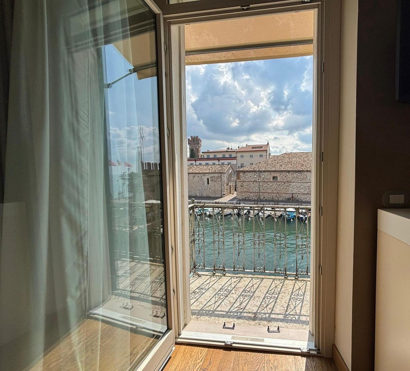 Deluxe Junior Suite Balcony Lake View