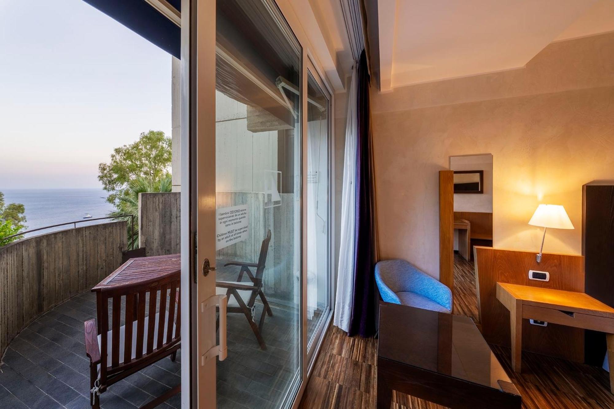 Quarto Duplo ou Twin com Vista Mar Lateral