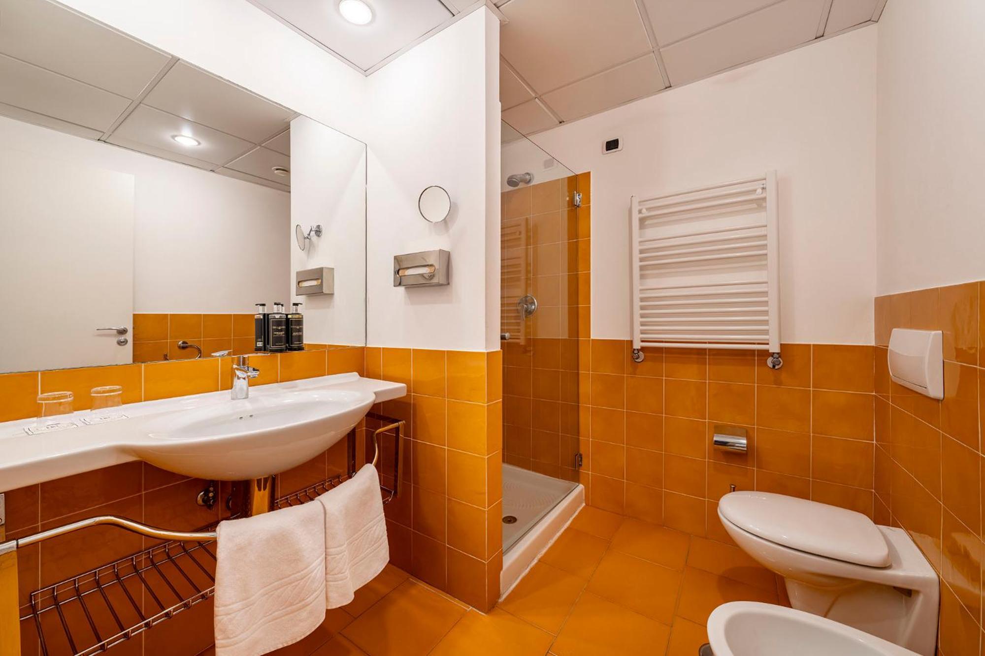 Quarto Duplo com Varanda e Vista Mar Parcial