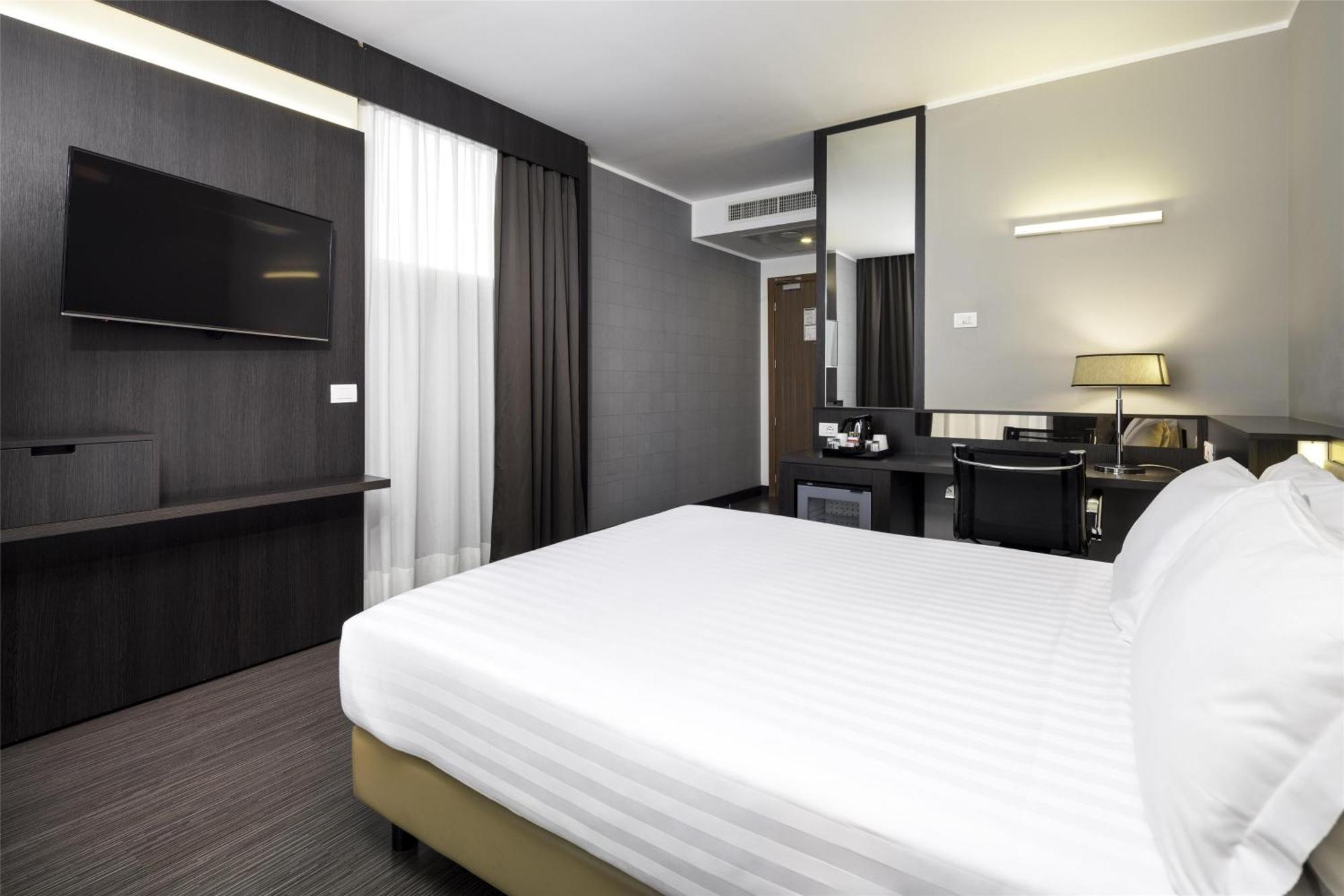 Standard Queen Room Queen Bed Non-Smoking