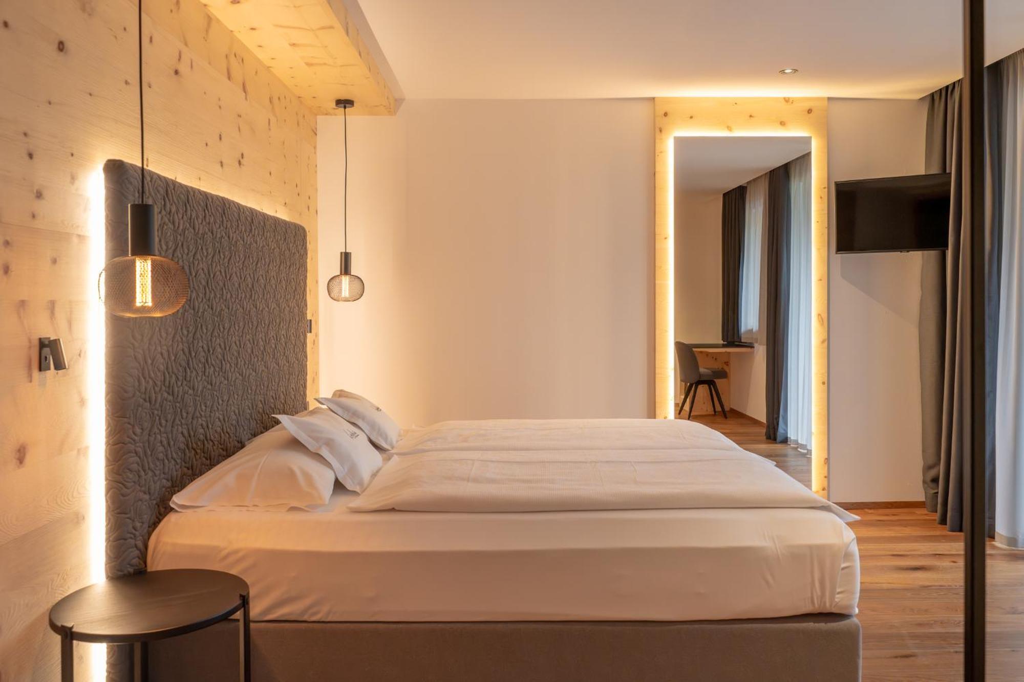 Deluxe Double Room Shower