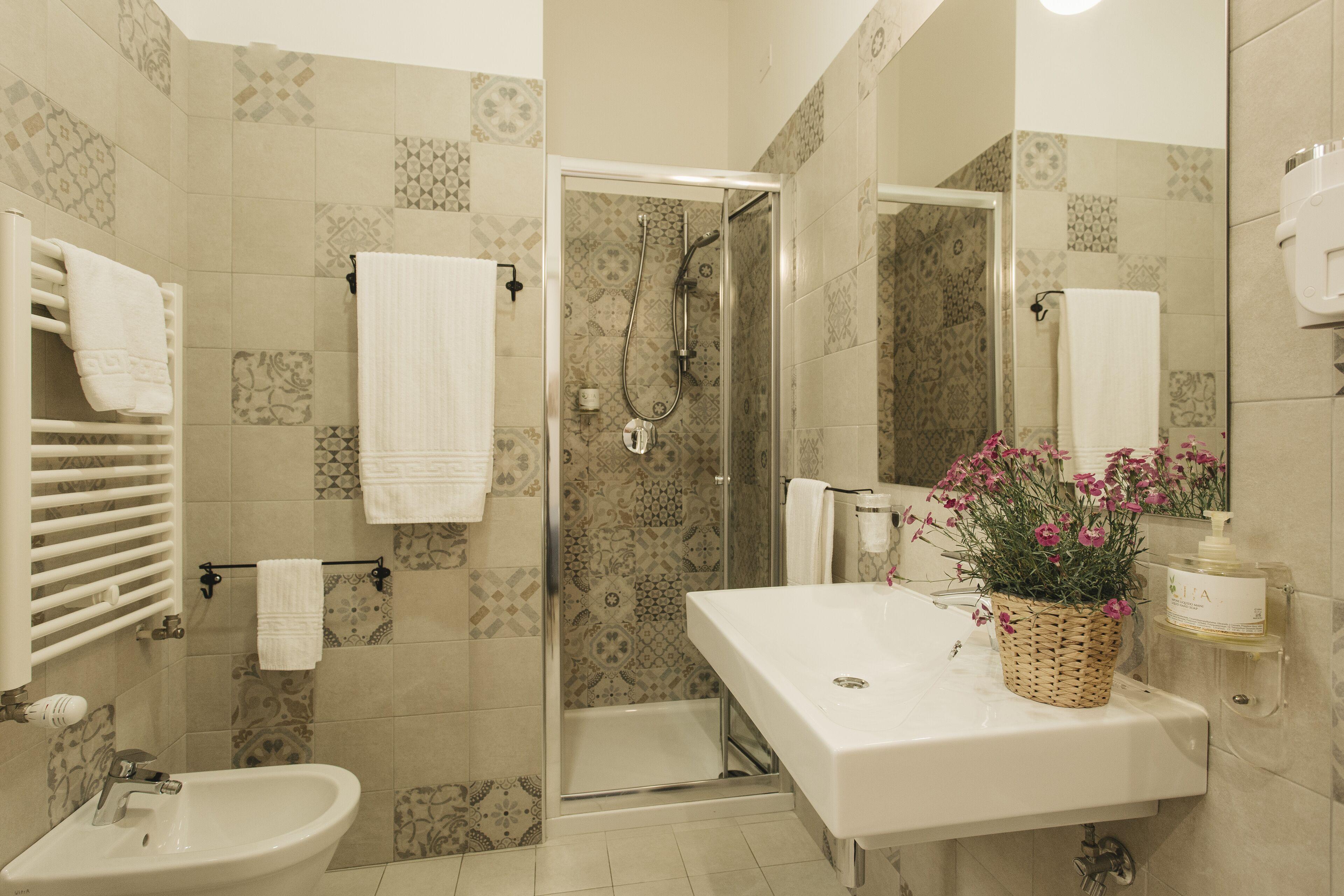 Comfort Triple Room Shower
