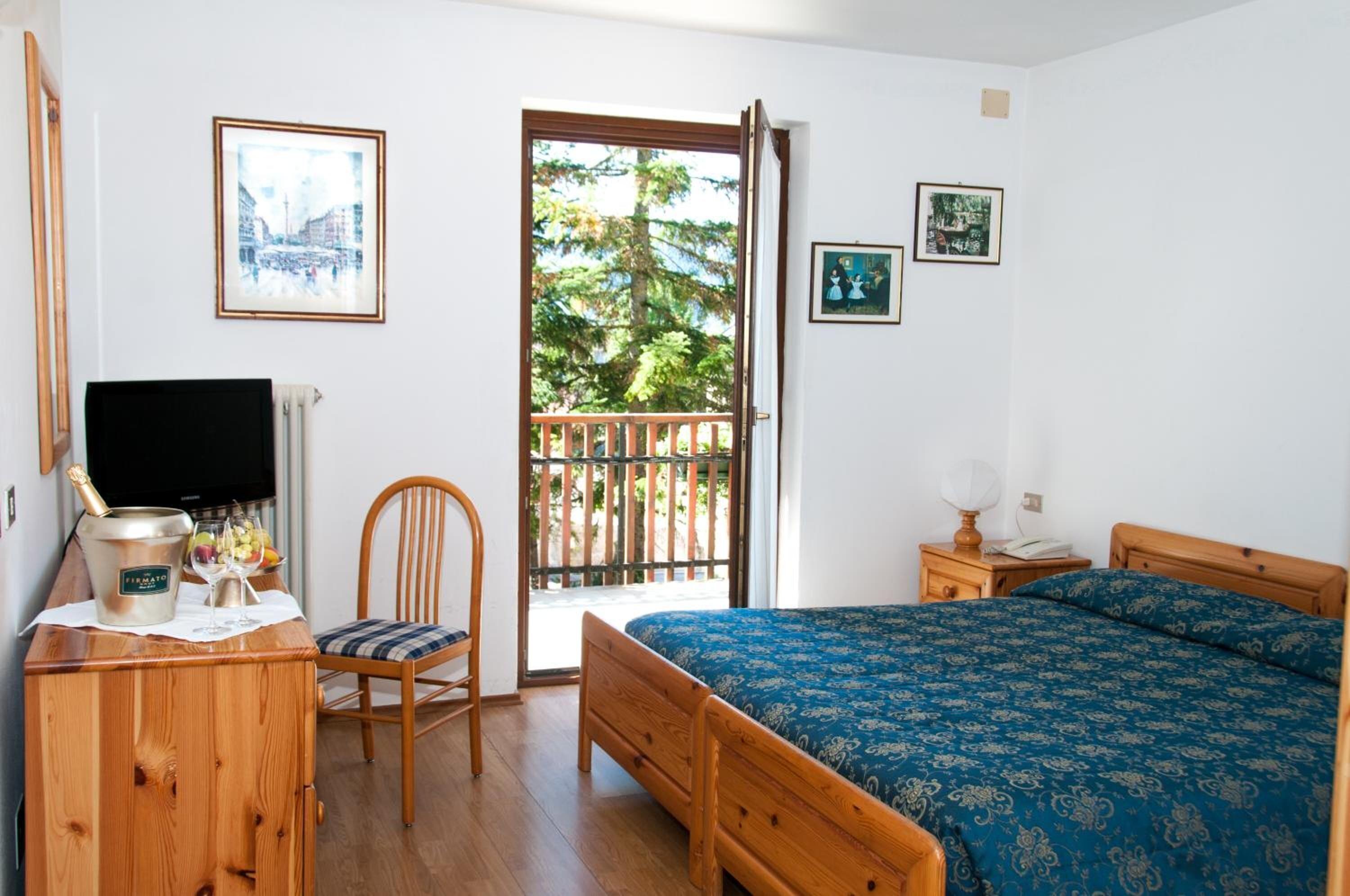 Doppel-/Zweibettzimmer mit Balkon