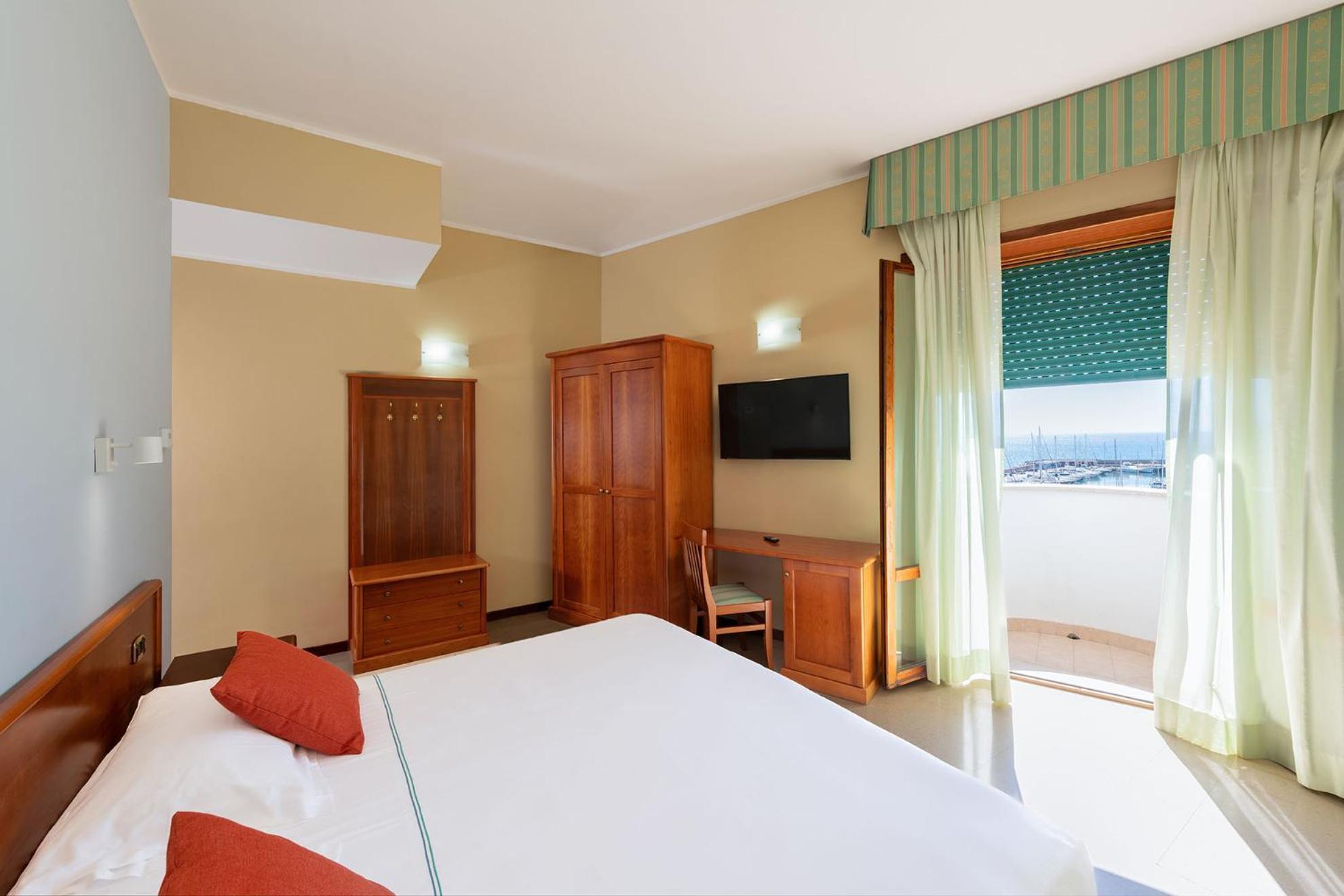 Comfort Family Room (2 Adults + 2 Children)
