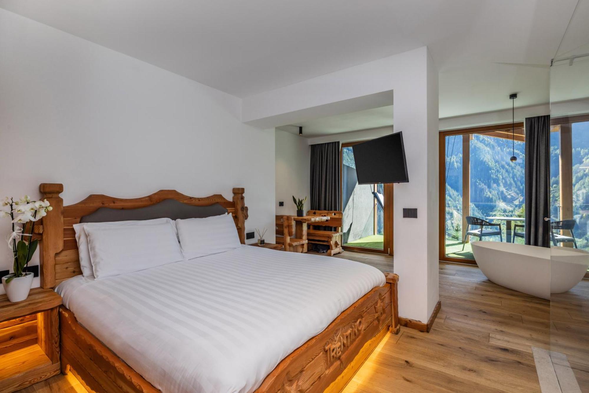 Deluxe Double Room Bath