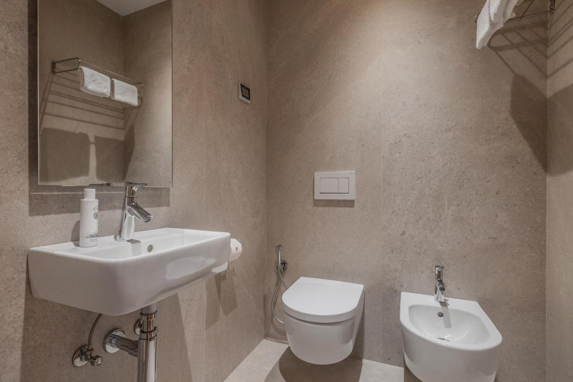 Deluxe Double Room Bath
