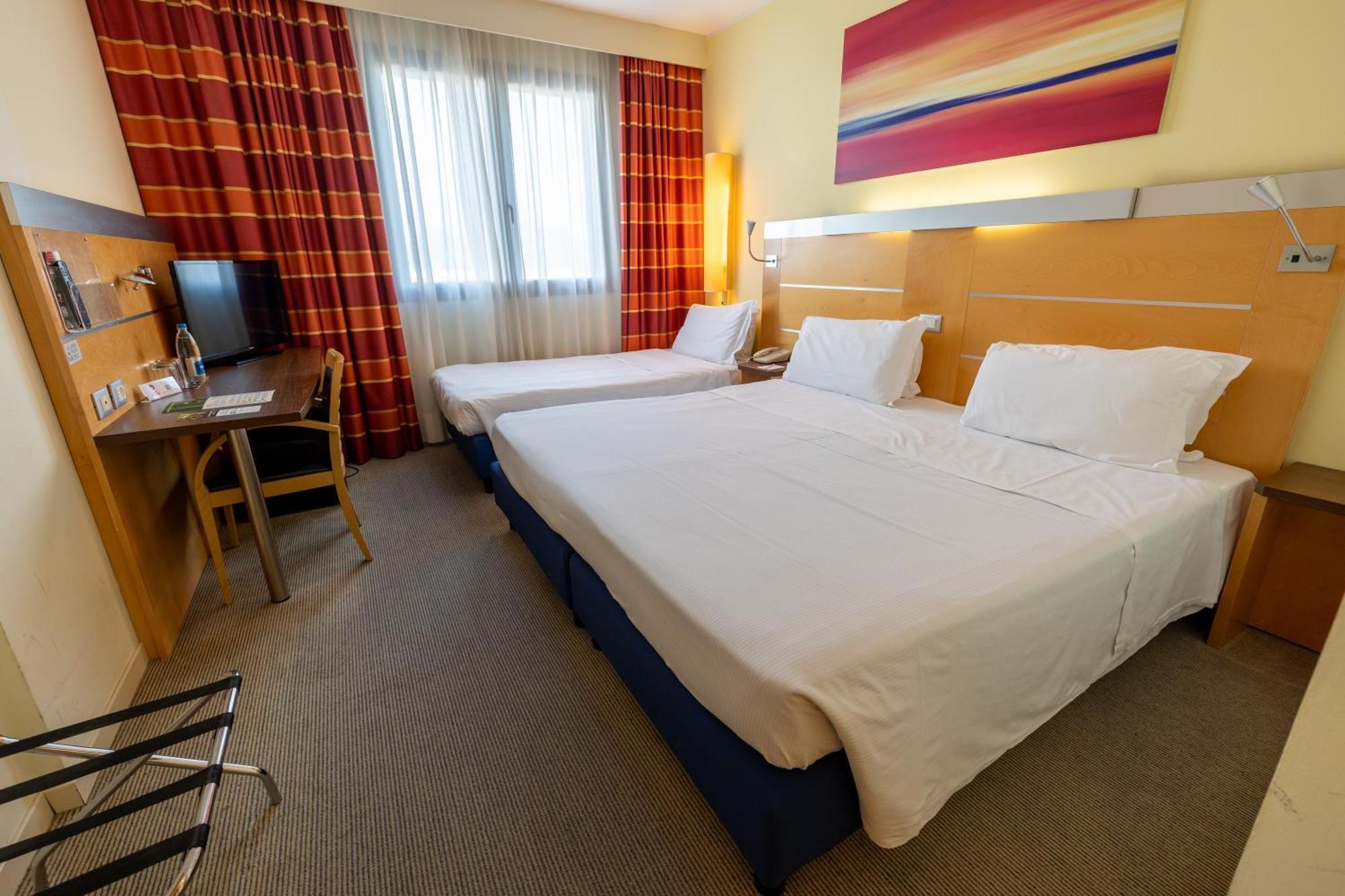 Classic Triple Room Three Single Beds