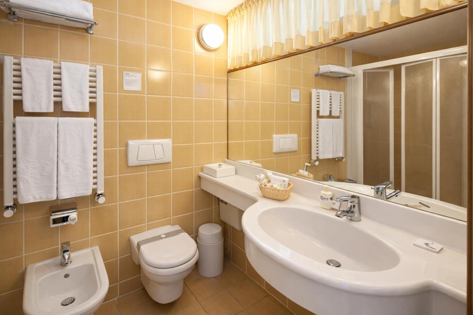 Standard Lake View – Top Floor 21,1746859599:JPEG