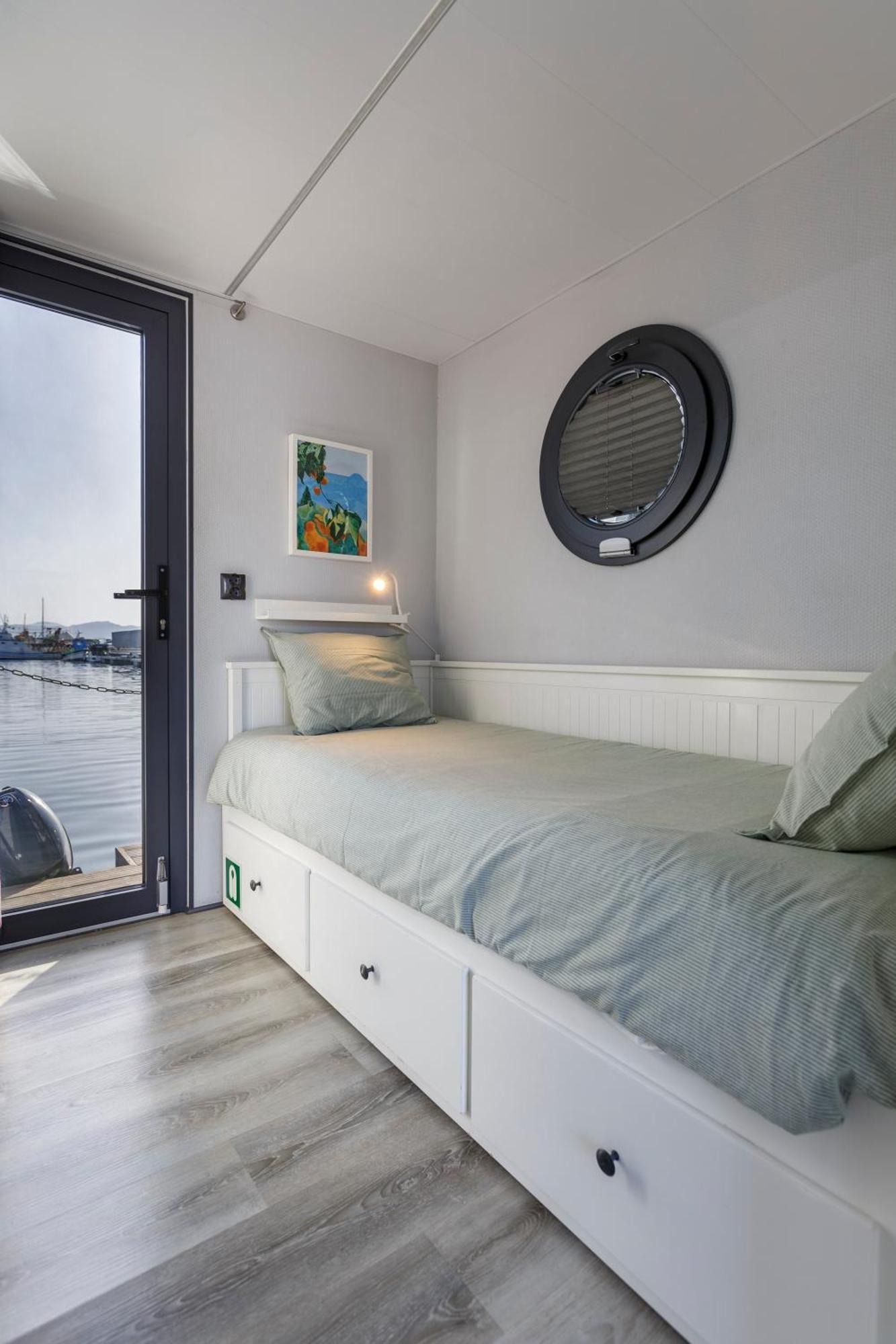 One-Cabin Boat